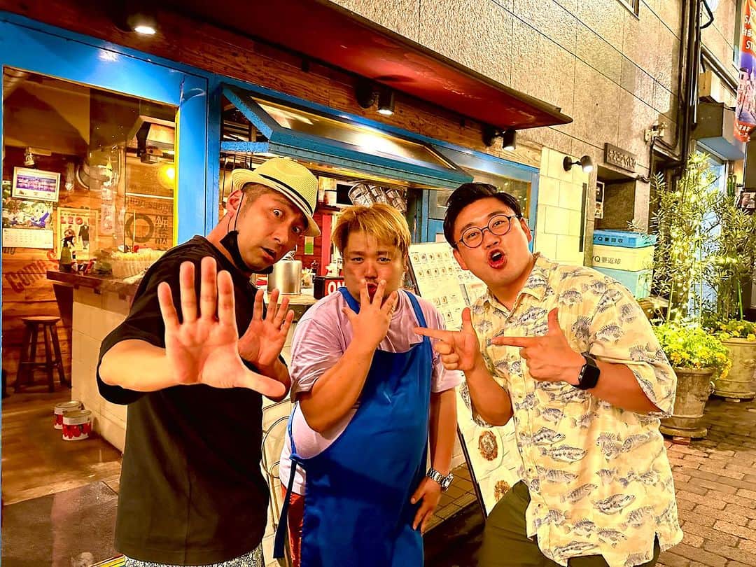 ウラシマンタロウのインスタグラム：「初日、めちゃくちゃ盛り上がりました‼️ご来場ありがとうございます‼️同期で今は中野の創作イタリアンのお店をやってる馬目ちゃんが観に来てくれたので、帰りにそのお店で一杯やってたらQ-TAROさんが通ったので呼び止めてプチ打ち上げしました🚀 🍺パシフィック🏝️ #はこログ #TheBOX @gokan.nakano」