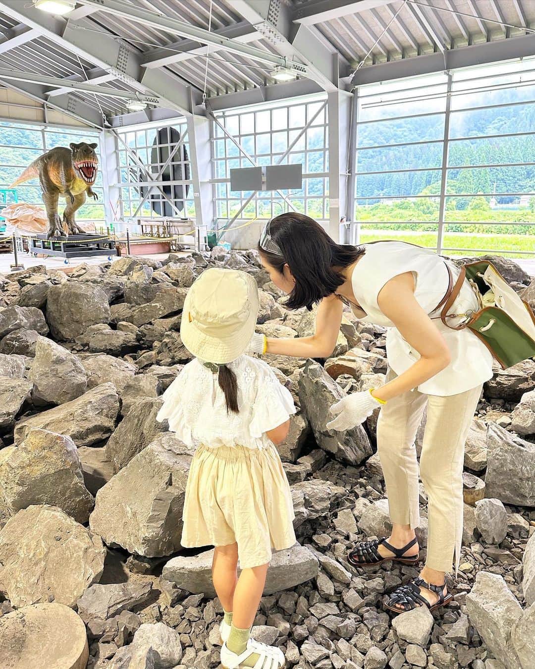 川人未帆さんのインスタグラム写真 - (川人未帆Instagram)「・ 金沢福井旅行ポスト✨ #mihoktrip_fukui にまとめます！ #mihoktrip  2日目は加賀を出発して化石発掘へ。本当は福井県立博物館の野外体験を予約していましたが、土砂災害で中止になってしまったので、 質問コーナーで教えて頂いていた @horossa へ🦖 レクチャーを受けてから一時間、好きに石を見つけて道具を使って割って、化石がないか調べていくのですが、 教えて頂いた通り空いていたので、スタッフの方にも色々教えて頂けました✨ 小さいけれど二枚貝の化石や植物の化石を見つけられて娘も喜んでいました✨  石を割るのも力がいるので、主に私が割って、娘はスタッフの方に色々教えて頂くのが楽しかったみたい☺️  福井に向かい、これまたたくさんの方に教えて頂いていた、"はや川のくるみ羽二重餅"をgetし、化石最中もあったので娘と恐竜好きなお友達用に持ち帰りました😊」8月5日 10時13分 - miho0319kawahito