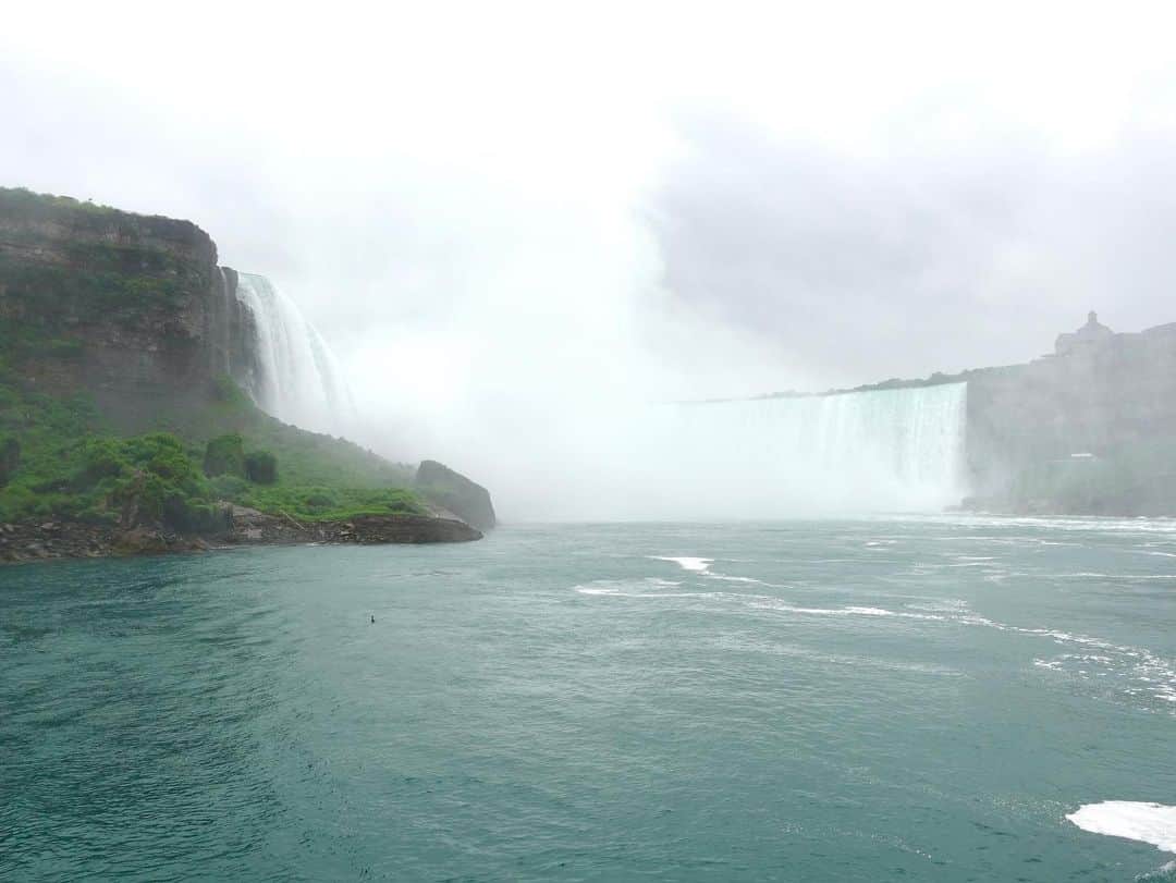 荒木優里さんのインスタグラム写真 - (荒木優里Instagram)「⭐️ 先日、ナイアガラの滝に〜っっ😆✨  アメリカ側からでもボート（霧の乙女号）に乗れば カナダ側の1番大きな滝、 ホースシュー滝もしっかり見られました😄❣️  滝に近づくと、水しぶきがものすごい😳😳😳 カッパを着用していてもちゃーんと濡れました😁  目を開けていられないほどのところもあったけど、 滝の大迫力を体感できるので行った際には ボートツアーに参加することをおすすめします👍💕  天気がもう少し良ければ もっとキレイな景色だったんだろうな〜🌼  #ナイアガラの滝 #ナイアガラの滝アメリカ側  #niagarafalls #maidofthemist  #アメリカ生活 #アメリカ暮らし #フィラデルフィア #フィラデルフィア生活  #フィラデルフィア暮らし #ペンシルベニア #ペンシルベニア生活  #ペンシルベニア暮らし #Philadelphia #Pennsylvania #Philly #PA #アメリカ在住日本人 #帯同妻 #渡米記録 #海外生活 #travel #trip #旅行好き #アナウンサー #フリーアナウンサー #荒木優里 #荒木優里のゆるりアメリカ生活」8月5日 10時14分 - yuriaraki0726