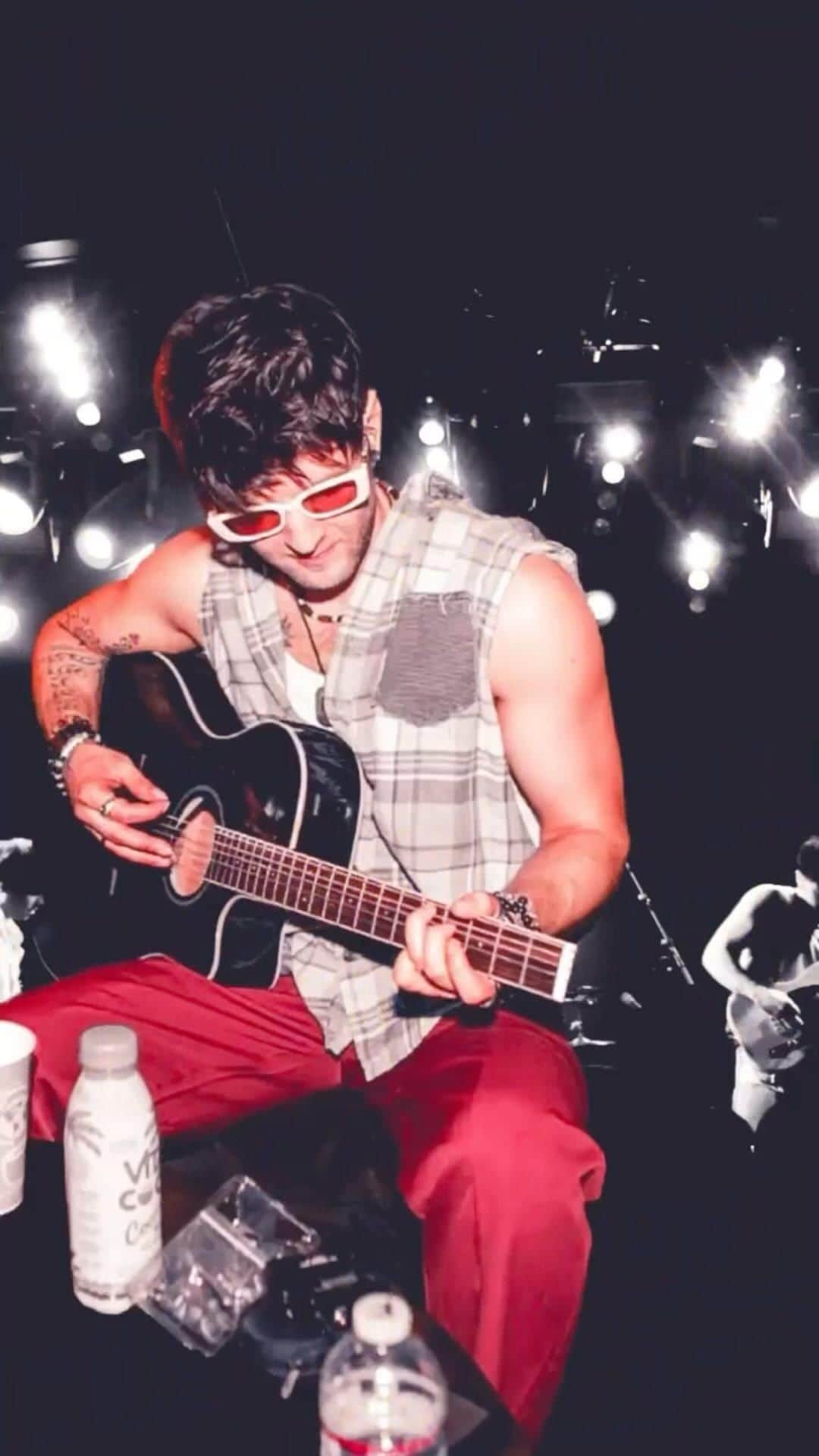 のインスタグラム：「THE NORTH AMERICAN TOUR TICKETS ARE ON SALE NOW! EMBLEM3.COM/TOUR  We’re building the set list now! What must we play?」