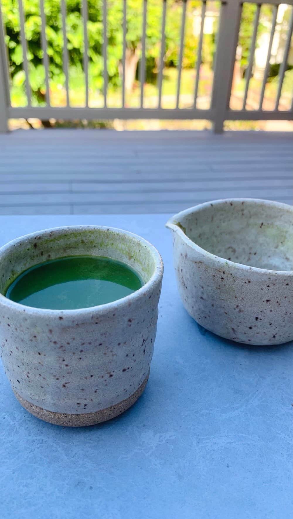 ブレンダのインスタグラム：「Before I go to bed (and when I remember) I put out a bottle of water to be heated (and energized) by the morning sunlight ☀️. Most times it’s even warm enough to make my matcha 🍵  Morning rituals 🧘‍♂️ 💕  Oh, and this is the matcha set I just made for myself ☺️ 手作り」