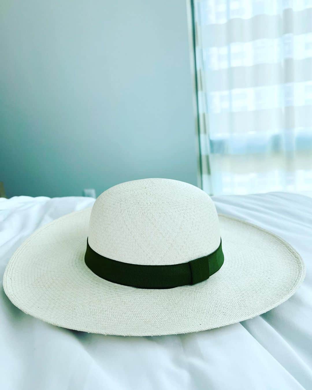 廣瀬規子さんのインスタグラム写真 - (廣瀬規子Instagram)「ハワイで帽子と言えば、、、 @royal_hawaiian にある @newt_atthe_royal   フラッと立ち寄って、、、 とても素敵な帽子に出逢いました🥰  網目が細かくて、上品で、、バンドが別売りで変えられるところもいいなぁと。  お嬢さんもちゃっかりGet!」8月5日 10時30分 - noriko_style