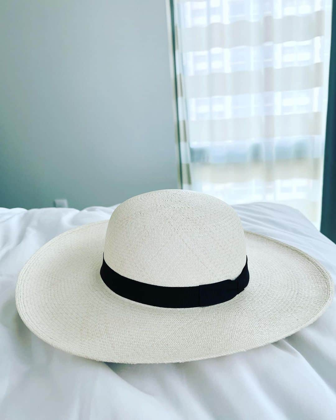 廣瀬規子さんのインスタグラム写真 - (廣瀬規子Instagram)「ハワイで帽子と言えば、、、 @royal_hawaiian にある @newt_atthe_royal   フラッと立ち寄って、、、 とても素敵な帽子に出逢いました🥰  網目が細かくて、上品で、、バンドが別売りで変えられるところもいいなぁと。  お嬢さんもちゃっかりGet!」8月5日 10時30分 - noriko_style