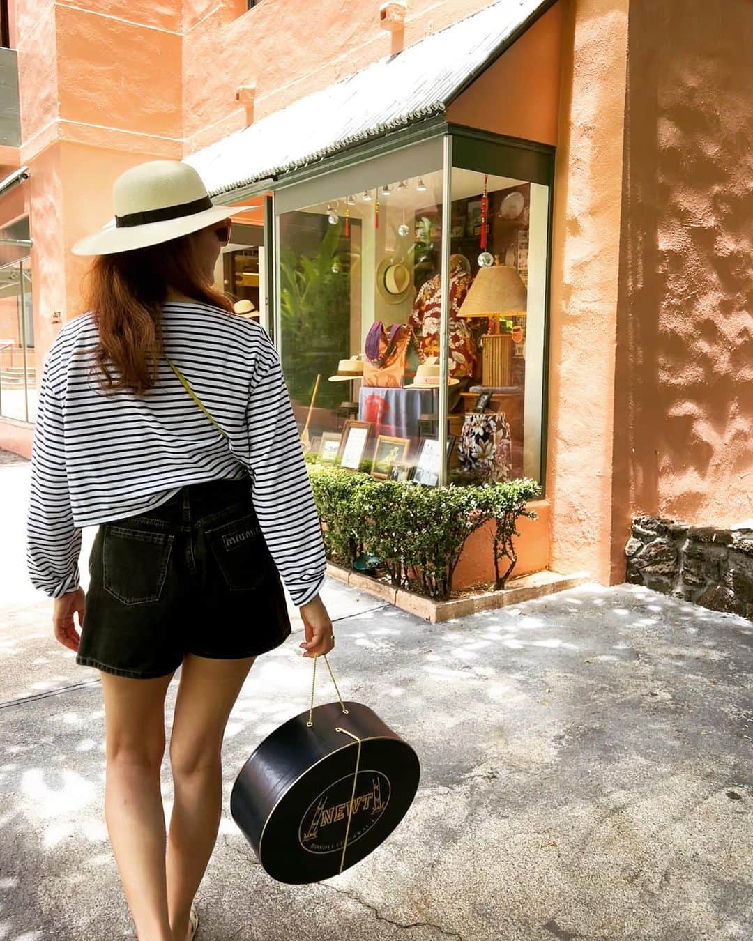 廣瀬規子のインスタグラム：「ハワイで帽子と言えば、、、 @royal_hawaiian にある @newt_atthe_royal   フラッと立ち寄って、、、 とても素敵な帽子に出逢いました🥰  網目が細かくて、上品で、、バンドが別売りで変えられるところもいいなぁと。  お嬢さんもちゃっかりGet!」