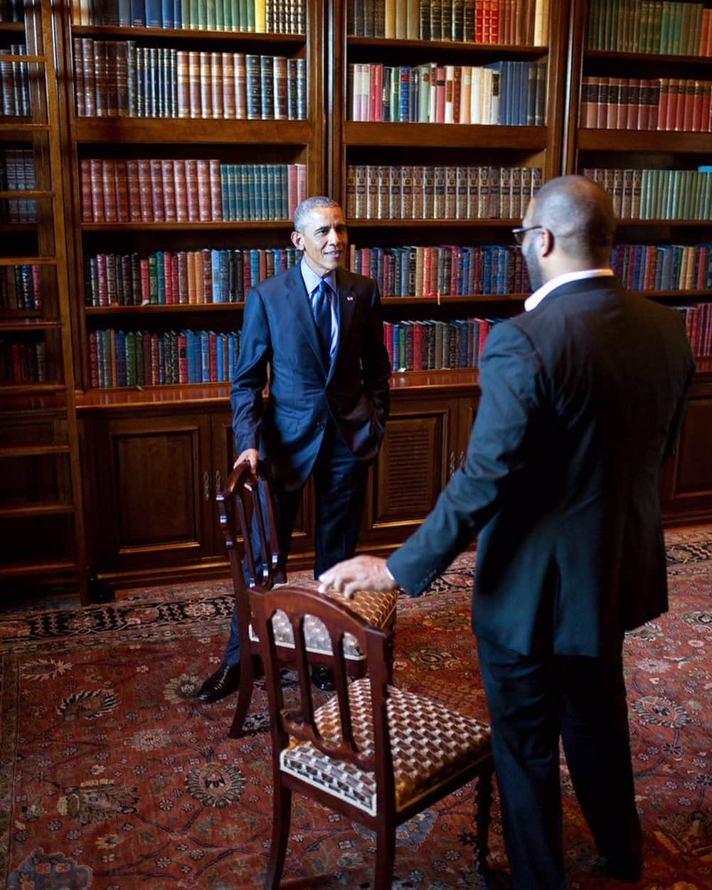 タイラー・ペリーのインスタグラム：「This photo was taken at my house.  I bought these chairs from an auction because they belonged to Abraham Lincoln. We both sat in them and had a conversation. I wondered when he freed the slaves could he have imagined that one day this man would become president of the United States. Only in our America and with all of her flaws.. what a great country we live in and we must fight to keep our democracy.  Happy Birthday to you President @barackobama」