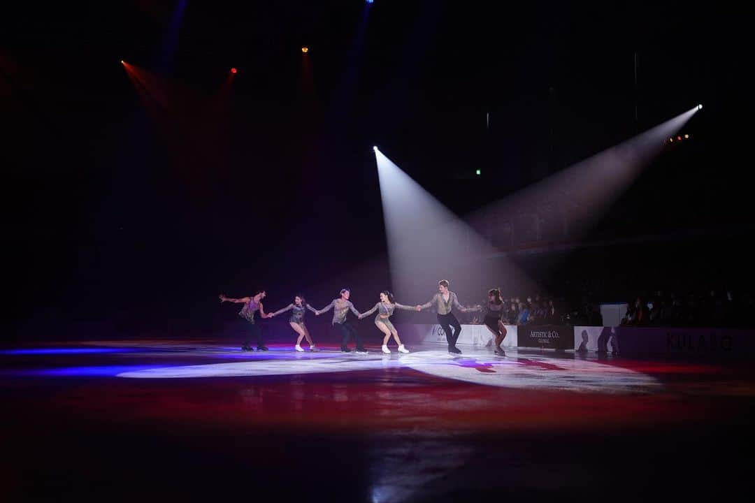 村元哉中さんのインスタグラム写真 - (村元哉中Instagram)「⠀⠀⠀⠀⠀⠀⠀  Sharing the ice with them everyday and skating a collaboration number with the best of the best ice dancers 🥹 A very special moment that I will cherish forever!!! みんな最高です！！！🙌🏻 @fstheice ⠀⠀⠀⠀⠀⠀⠀  Thankyou 💖 @gabriellapapadakis @guillaume_cizeron @chockolate02 @evan_bates  @d1sk_t ⛸🫶 📸: @yoshiki_kogaito」8月5日 10時52分 - k.a.n.a.m.u.r.a