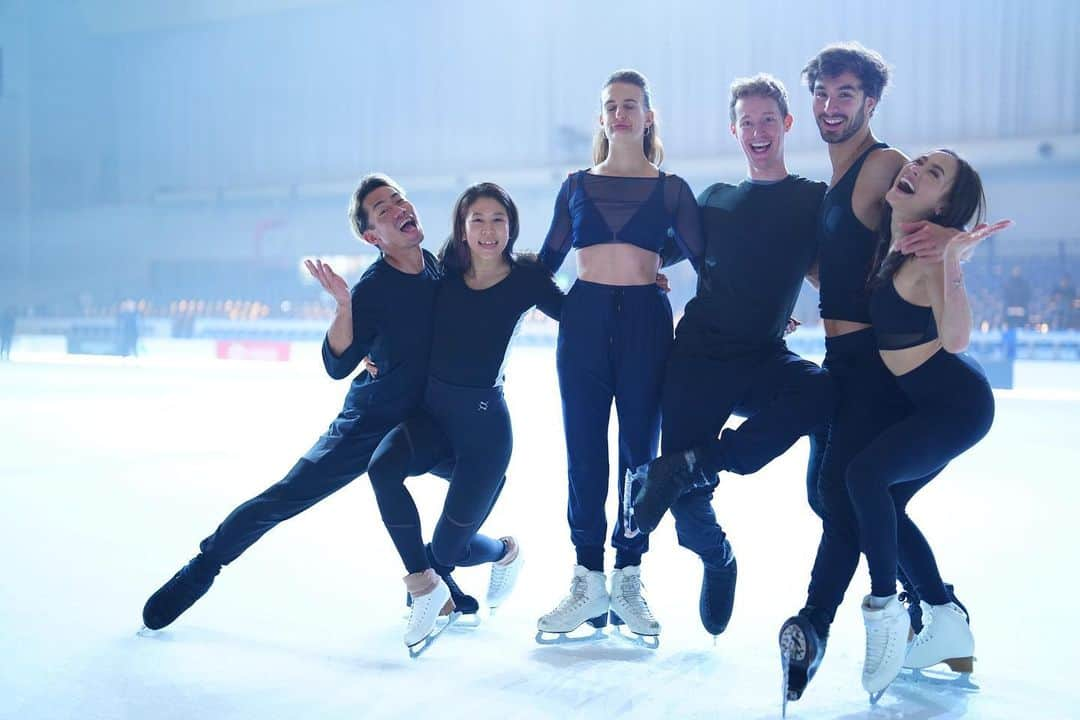 村元哉中さんのインスタグラム写真 - (村元哉中Instagram)「⠀⠀⠀⠀⠀⠀⠀  Sharing the ice with them everyday and skating a collaboration number with the best of the best ice dancers 🥹 A very special moment that I will cherish forever!!! みんな最高です！！！🙌🏻 @fstheice ⠀⠀⠀⠀⠀⠀⠀  Thankyou 💖 @gabriellapapadakis @guillaume_cizeron @chockolate02 @evan_bates  @d1sk_t ⛸🫶 📸: @yoshiki_kogaito」8月5日 10時52分 - k.a.n.a.m.u.r.a