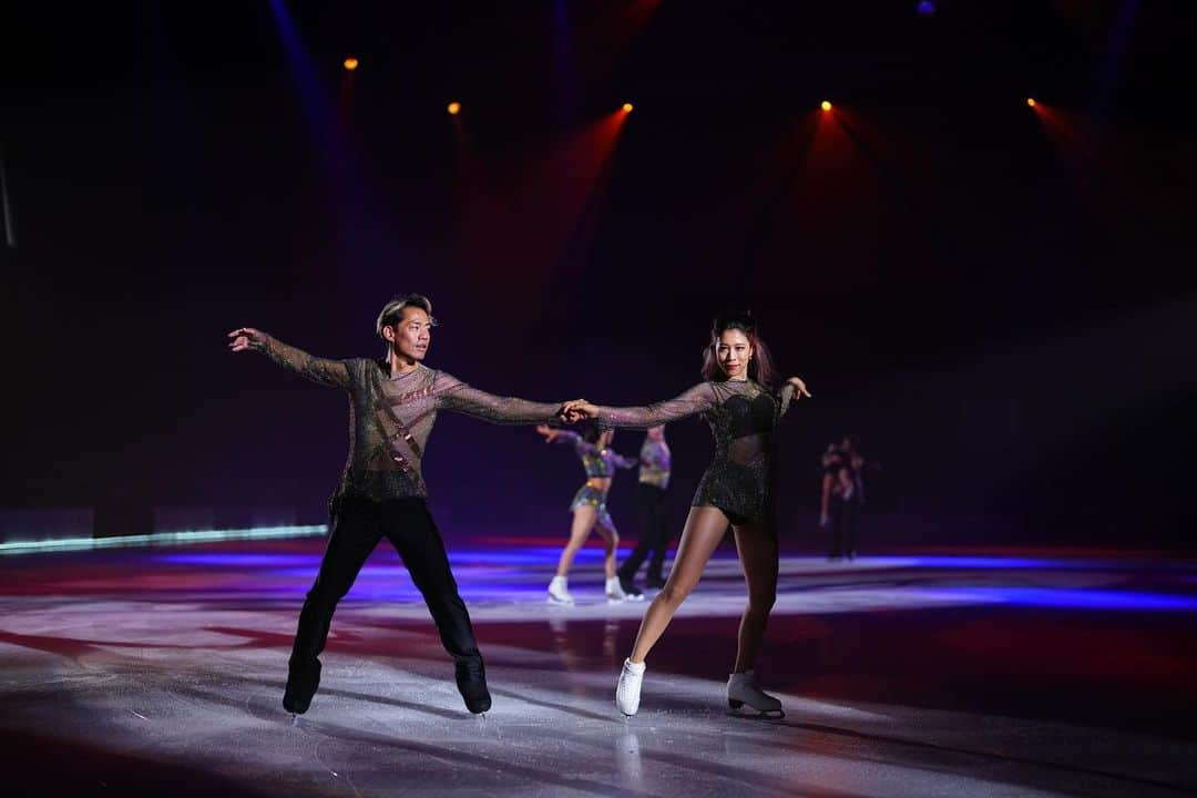 村元哉中さんのインスタグラム写真 - (村元哉中Instagram)「⠀⠀⠀⠀⠀⠀⠀  Sharing the ice with them everyday and skating a collaboration number with the best of the best ice dancers 🥹 A very special moment that I will cherish forever!!! みんな最高です！！！🙌🏻 @fstheice ⠀⠀⠀⠀⠀⠀⠀  Thankyou 💖 @gabriellapapadakis @guillaume_cizeron @chockolate02 @evan_bates  @d1sk_t ⛸🫶 📸: @yoshiki_kogaito」8月5日 10時52分 - k.a.n.a.m.u.r.a