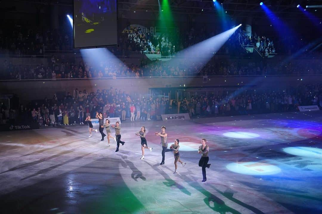 村元哉中さんのインスタグラム写真 - (村元哉中Instagram)「⠀⠀⠀⠀⠀⠀⠀  Sharing the ice with them everyday and skating a collaboration number with the best of the best ice dancers 🥹 A very special moment that I will cherish forever!!! みんな最高です！！！🙌🏻 @fstheice ⠀⠀⠀⠀⠀⠀⠀  Thankyou 💖 @gabriellapapadakis @guillaume_cizeron @chockolate02 @evan_bates  @d1sk_t ⛸🫶 📸: @yoshiki_kogaito」8月5日 10時52分 - k.a.n.a.m.u.r.a