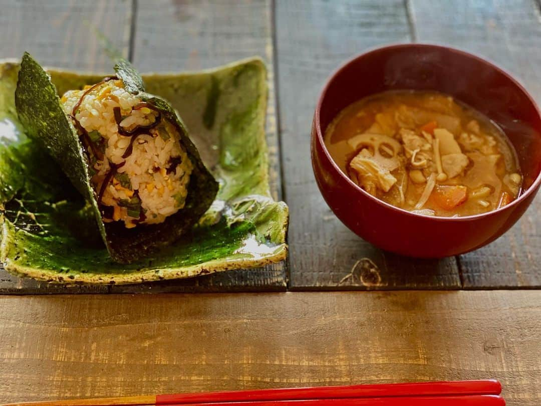 島谷ひとみさんのインスタグラム写真 - (島谷ひとみInstagram)「コケコッコー🐓🥚  🍙朝ご飯🍙  時間がない朝は、おむすびの中におかずを全部入れて混ぜ混ぜw  ・昆布 ・梅干し ・炒り卵（砂糖、塩、味醂少し入れて混ぜてレンチンw) ・大葉 ・ゴマ  混ぜ混ぜして爆弾握りw  と、  豚汁。  お米のない生活なんてあり得ない派w  #おむすび #豚汁 #朝ご飯 #お家ご飯 #島谷製作所 #島谷ひとみ」8月5日 10時47分 - shimatani_hitomi_official