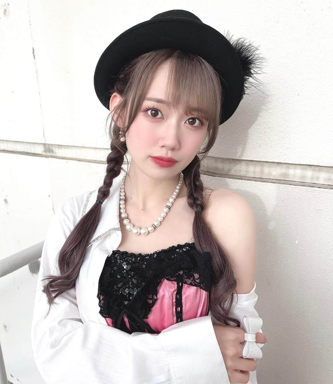 服部有菜さんのインスタグラム写真 - (服部有菜Instagram)「. カメラロール見てたらこの時期バタついてて載せてないことに気づいた！！！ 卒業してるけどこれだけ載せさして〜🥹🥹🥹 抱きしめられたら個人的にすごく好きで、劇場でセリを使って踊るの夢だったの😌🩷 衣装ほんとに可愛い、、」8月5日 10時49分 - yuna__0330.48