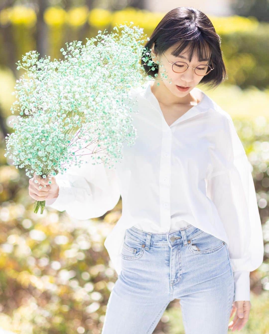 のインスタグラム：「swipeしてくれたらこっち向くよ♡ ・ 東京は明日から雨だね〜 1週間くらい晴れないから今日の晴れ間を大切にね☀️ ・ 台風被害がでてる場所のみなさん気をつけてね。 ベランダやお庭にあるものはしまっておきましょうね！ ・ #時東ぁみ #撮影 #shooting #お花 #花 #flowers #花と撮影 #花のある暮らし #花とメガネ  #swipe #こっち向いて #快晴 #晴れ #sunny #asunnyday #sunnyday #☀️」