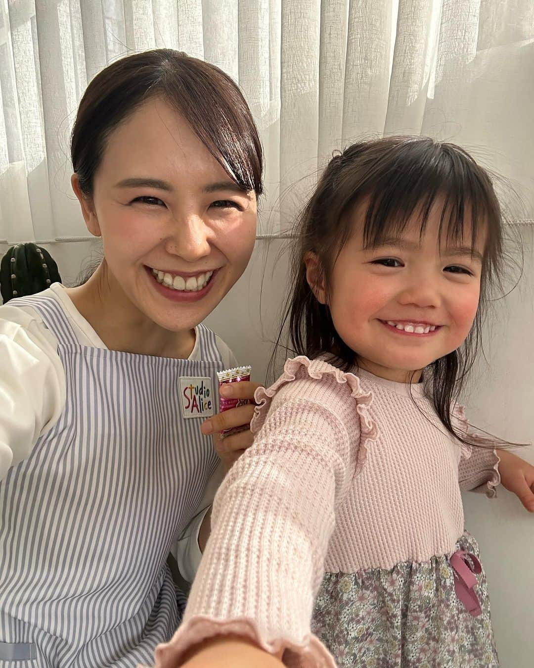 りーまるさんのインスタグラム写真 - (りーまるInstagram)「アリスさん広告撮影でした👧✨  冬撮影したものが、 ローンチされたようなので オフショット投稿🥰  子役ちゃんが「りーまるちゃん！」 と仲良くなってくれるたび、 うれしくて毎回心の中でガッツポーズしてます💓  休憩中もぺったり隣にいてくれて ただただ癒されておりました☺️🫶  -————————————— 【8月の撮影依頼お待ちしてます📷】 @riii_maru162cm  DMにて詳細よろしくお願いします。 動画、スチール実績は プロフィールよりご確認ください💐 ———————————————— ・ ・ ・ #広告モデル #CMモデル #ママ役 #母親役 #家族撮影モデル  ・ ・ ・  #広告撮影#東京モデル#フリーモデル東京 #親子撮影 #アラサーモデル#モデル事務所#りーまる#モデルさんと繋がりたい#ファミリー撮影#プロモーション動画 #プロモーション撮影 #コマーシャルモデル#母役#ママモデル#女性モデル#俳優モデル#30代モデル#ミセスモデル#ホテル撮影#観光協会#プロモーション撮影」8月5日 10時51分 - riii_maru162cm