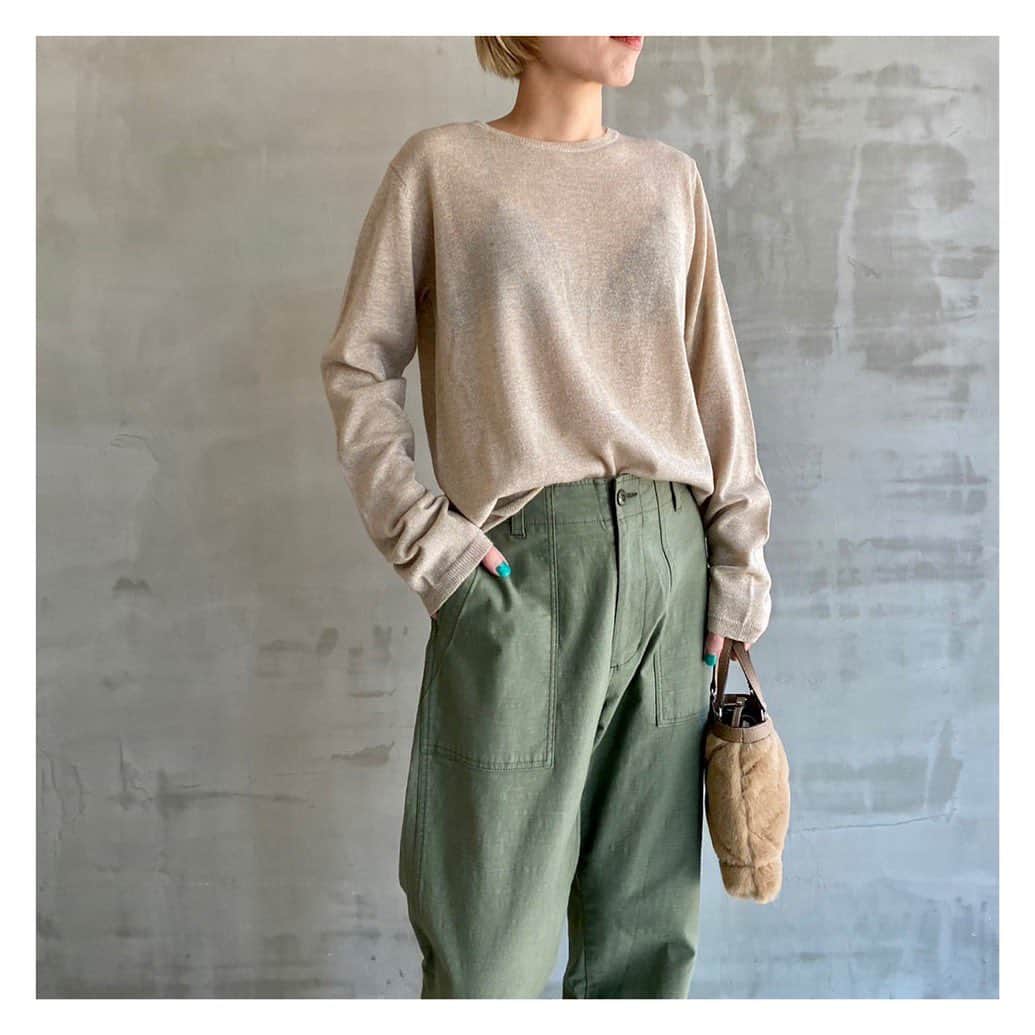 エリオポールのインスタグラム：「【2023 AUTUMN COLLECTION PRE-ORDER】 HÉLIOPÔLE秋の新作の先行予約受付中   <SHEER GLITTER KNIT> Ref: 23003030041HN  19,800 yen  Color: BEIGE×GOLD / GRAY×SILVER Size:38 程よいシアーでラメ入りウール素材が上品な大人のニットです。 シンプルに一枚で着用しても重ね着のインナーとしても存在感を出してくれます。  @heliopole_official #HELIOPOLE  #エリオポール」