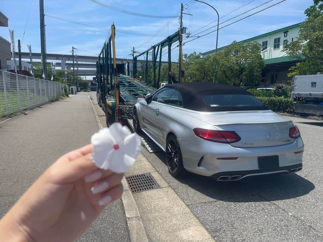 株式会社 リンテックのインスタグラム：「【Congratulation】💐  御遠方のお客様へのご納車．  昨日は、一粒万倍日・天赦日・大安という縁起の良い日が3つ重なった、「最強の開運日」だったということで、御納車日に選ばれるお客様が多くいらっしゃったかと思います。 新しいお車との生活がスタートする日。皆様にとって素敵なカーライフをお過ごし頂けますように。 スタッフ一同心よりお祝い申し上げます。  その他sold outのお車やご納車式の様子は弊社ホームページよりご覧頂けます📸  また、先月末まで開催しておりました、陸送無料キャンペーンもたくさんのお客様にお喜び頂き大変嬉しく存じます。  本日も、たくさんのお客様にお会い出来る時間を楽しみにお待ち申し上げております🏁💕  #輸入車  #輸入車好きと繋がりたい  #instagood  #fyp#afternoon  #インスタ映え #instalike  #高級車  #車好きな人と繋がりたい  #ドライブ  #お洒落  #car #おすすめ #外車  #オープンカー #car #プレミアム #旧車 #mercedes #brz  #スポーツカー #アメ車  #summer #bmw#gクラス #Jeep #c63 #benz #コロナ #納車式 #車」