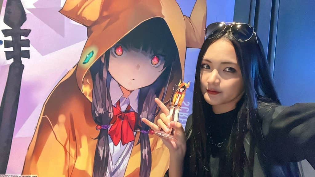 のインスタグラム：「#ヘブバンアニバーサリー   1.5周年おめでとうございます🎂🎉  ご招待いただきましたのに、参加叶わず申し訳ございません  Rec時にスクリームに込めたヘブバンへのハートは、SiLのお2人が一緒に熱く届けてくださいます🔥💐🎙 このみさんXAIさん頑張ってください♡⃛  素敵な1.5周年になりますように🫶   #heavenburnsred  #ヘブバン  #SheisLegend  #朝倉可憐   #カレンちゃん  #スクリーム担当  #serenityinmurder」