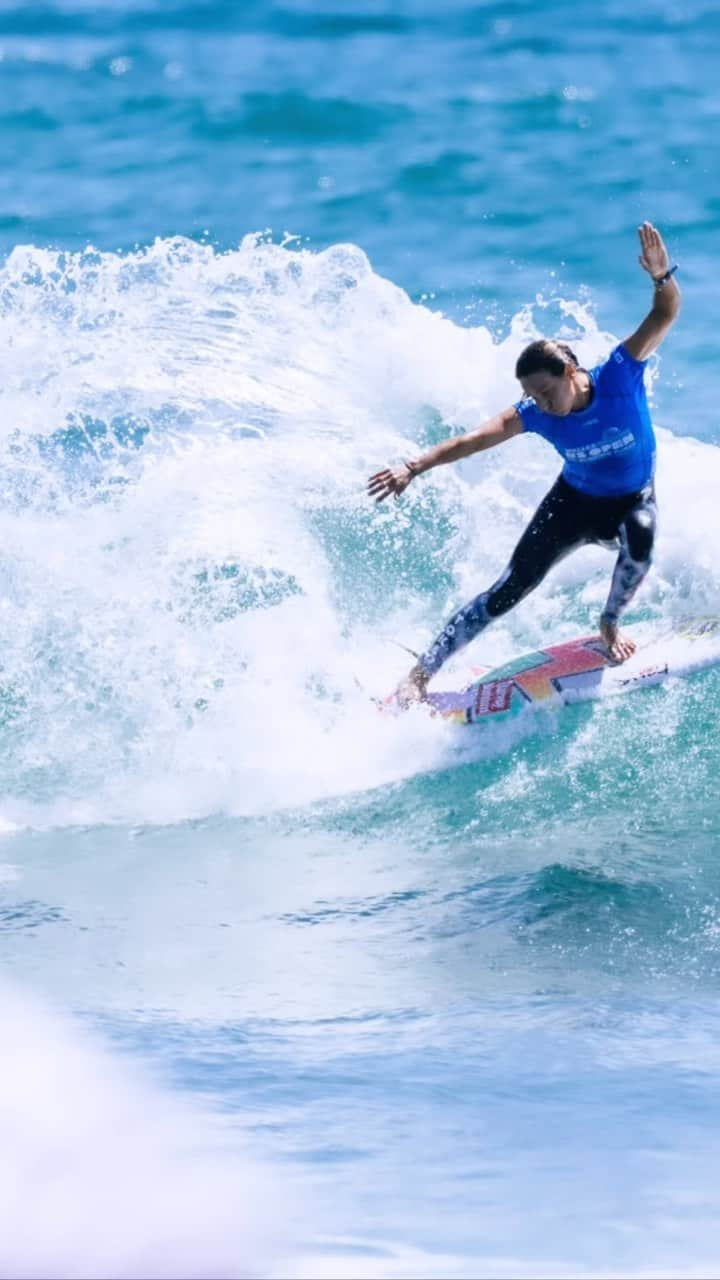 サリー・フィッツギボンズのインスタグラム：「The symphony of beach chaos and gym calm coming together @wsl #USOpenofSurfing I love showing up for the process 🌊👊🏼  —————- @shorebreakresort has been the perfect gym hideaway and calm space this week 👌🏼」