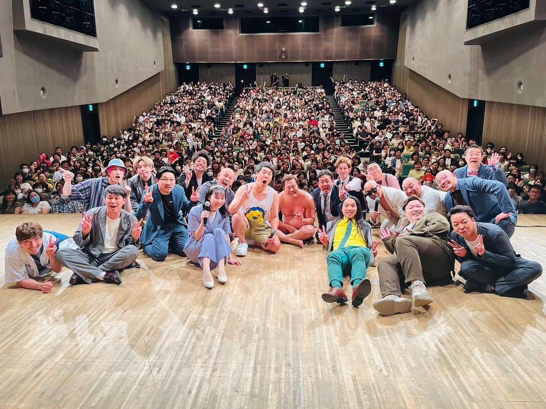 タカのインスタグラム：「道産子お笑いフェス  北海道出身の芸人でお笑いライブをやる  約30年かかりました。  30年前　手売りしなかったら3〜４人  しかお客さんは来てくれなかったのに  手売り1枚も　してないのに  こんなに　集まってくれました。  嬉しすぎます。  錦鯉  すずらん  とにかく明るい安村  スキンヘッドカメラ  トムブラウン  しろっぷ  オズワルド  EXIT  コロネケン  スクランブル  日下アナ  そしてご来場いただいた、お客様  ありがとうございます。」