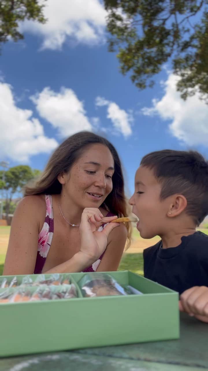 アリッサ ウーテンのインスタグラム：「An afternoon in the park with @honolulucookie trying their new limited-edition flavors 🍋 Now available in-stores and online, while supplies last. #ad #honolulucookie #honolulucookiecompany #25yearsofaloha」