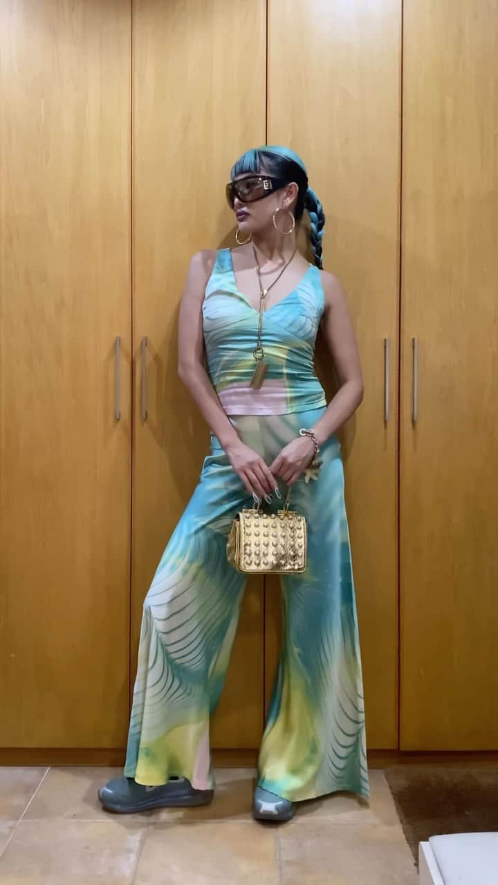 moanaのインスタグラム：「Daily styling🌴  tops #vintage pants #vintage  bag @moananaruse_official design by me sunglasses @chanelofficial by @yourgarmentz  shoes @nike   #reels#newreels#style #outfit#fashion#vintagestyle」