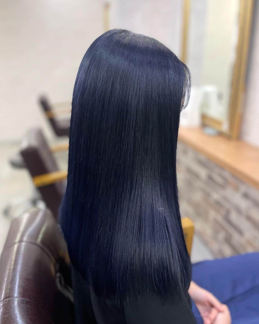 salon PRATiNO(サロンプラチノ)のインスタグラム：「. うる艶オーシャンブルーカラー🩵  ブリーチオンカラーで鮮やかな仕上がりに◎ . . .  #hair#pratino#clavis#ハイトーン#韓国ヘア#デジパ#縮毛矯正#名古屋美容院#栄美容院#ショートカット#ウルフカット#透明感カラー#クラビス#酸熱トリートメント#ダメージ毛#ヘアサロン#女性スタッフのみ#ボヤージュコスメ #白髪染め#ペールカラー#エクステ#シールエクステ#ヘアメ#アイブロウ#メンズアイブロウ#メイク#ファイバープレックス」