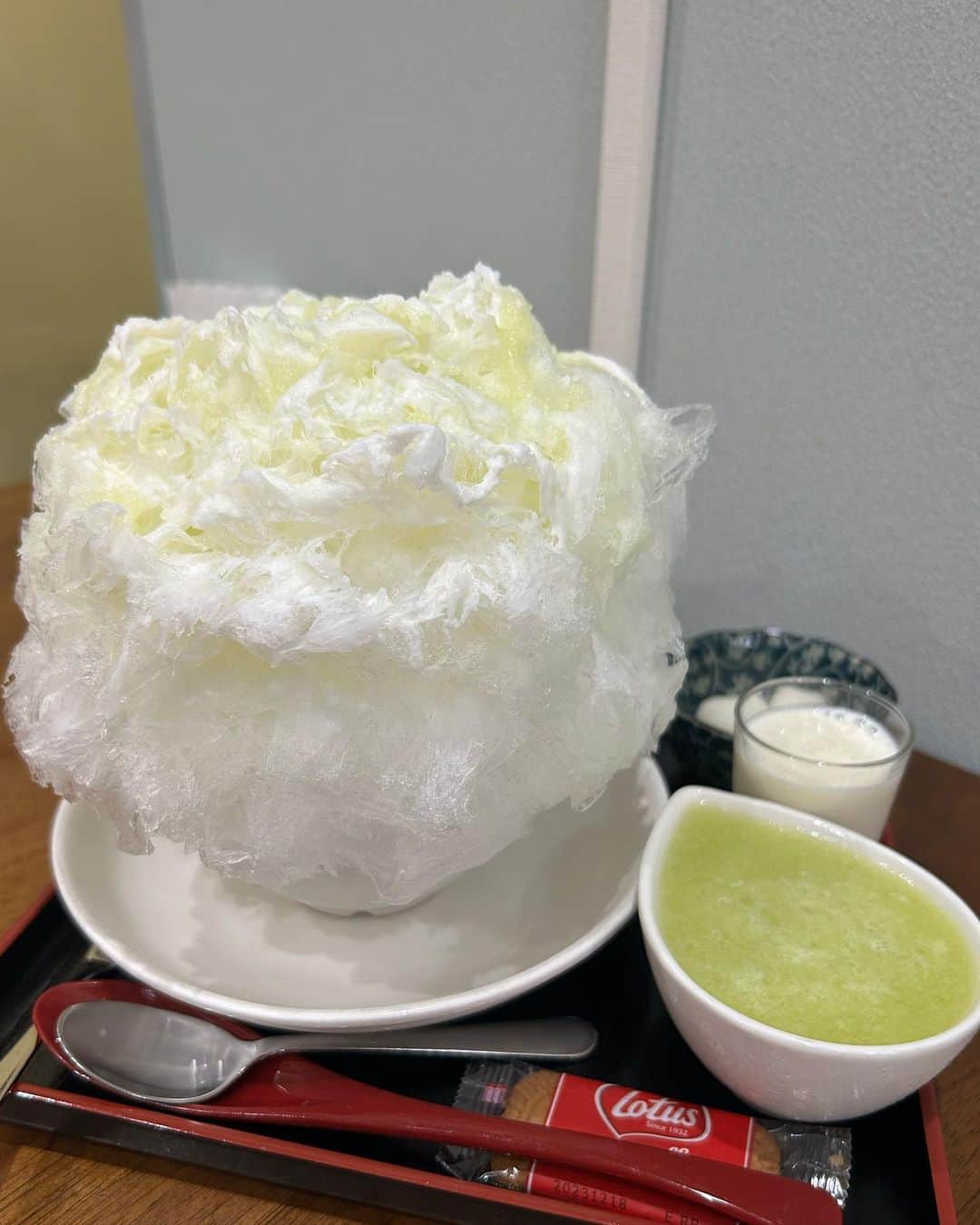 渚志帆さんのインスタグラム写真 - (渚志帆Instagram)「野方『ひなさく堂』さん🍧  ＊夏いちご ＊じゃがいも ＊生メロン ＊生メロン 追い氷  初めましての氷屋さん！ インスタでちょこちょこ見かけておりまして、色々とご縁あり訪問させて頂きました🍧 まず驚いたのが氷のふわっふわさと柔らかさと今にも溶けそうなくらいの壊れそうな崩れてしまいそうなくらいの繊細な氷の質😳！！！ こちらのお店には削りのプロがおりましてそのプロの本気の削りが本気すぎてヤバい... まずは定番な感じの夏いちごから🍓 こちらのひなさく堂さん、別添えにシロップと白玉と、お菓子がついてきちゃいます🍪♡ いちごシロップがストレートに美味しい！ いちごの甘さをしっかりと引き出していて、かつ氷のふわっふわさと溶け込んでずーっと口の中に入れておきたくなっちゃうけど口に入れた瞬間に溶けてしまうまるで魔法のようなかき氷...！！！ ヨーグルトシロップをかけることにより、まろやかな味わいに変化して子供の頃大好きだったいちごヨーグルトを思い出させられる美味しさ🥹 白玉も大好きなので途中で取り入れながらあっという間にペロリでした✨ こちらも今まで食べてきた氷ちゃんの中では初めての味なじゃがいも🥔！！！ じゃがいものかき氷って本当に初めてで驚き😳 別添えに鶏そぼろ、粉チーズ、ミルク、追いじゃがいもシロップがついております。 じゃがいもシロップがほんのり甘いじゃがいも味🥔 そぼろを混ぜると、なんだかそぼろ丼を食べているような感覚に💫 そして粉チーズを混ぜるとこれは完全にご飯だ！という感覚に🍚 追いじゃがいもシロップもかけまくってじゃがいも味を濃密にしてミルクをぶっかけると一気に甘さが濃くなって深くなる何とも感慨深い... この爽やかなじゃがいもシロップが好みすぎてまた食べたい...美味しすぎました🥹 最後ということで削りのプロ様が本気の削りで作って下さった生メロン🍈 メロンシロップにマスカルポーネミルク、白玉というシンプルな構成。 ですが既にメロンの香りがふわっと香っていて作っている時からのワクワクが止まりませんでした！ ああっ、すっごく優しい味わい...濃厚メロンっていうより、メロンの本当の素材をいかして甘く仕上げました！感があってすごく食べやすい...！ メロンって美味しいね。私はもうメロンにメロメロです。 追いシロップもたっぷり頂けるし白玉やお菓子は毎回ついてくるしで美味しい楽しい嬉しいの三拍子で最高でした😋 そしてお店に入店した時から気になっていたのが『追い氷』というシステム。 こちら、食べていたかき氷のシロップが余ったら氷だけ追加で頂けて、サイズも自由みたいなんです！ というわけでシロップが最後少し余ったので早速追い氷を追わせて頂きました🏃‍♀️💨 もう大大大満足！出ている全種類の味を食べることができて幸せでした！✨ 有難うございました🌈 今回も美味しくご馳走様でした🙏✨」8月5日 20時00分 - totsuka_ruu