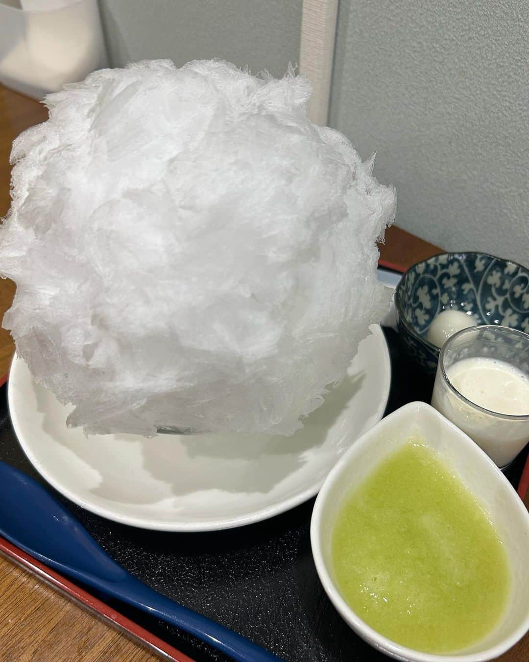 渚志帆さんのインスタグラム写真 - (渚志帆Instagram)「野方『ひなさく堂』さん🍧  ＊夏いちご ＊じゃがいも ＊生メロン ＊生メロン 追い氷  初めましての氷屋さん！ インスタでちょこちょこ見かけておりまして、色々とご縁あり訪問させて頂きました🍧 まず驚いたのが氷のふわっふわさと柔らかさと今にも溶けそうなくらいの壊れそうな崩れてしまいそうなくらいの繊細な氷の質😳！！！ こちらのお店には削りのプロがおりましてそのプロの本気の削りが本気すぎてヤバい... まずは定番な感じの夏いちごから🍓 こちらのひなさく堂さん、別添えにシロップと白玉と、お菓子がついてきちゃいます🍪♡ いちごシロップがストレートに美味しい！ いちごの甘さをしっかりと引き出していて、かつ氷のふわっふわさと溶け込んでずーっと口の中に入れておきたくなっちゃうけど口に入れた瞬間に溶けてしまうまるで魔法のようなかき氷...！！！ ヨーグルトシロップをかけることにより、まろやかな味わいに変化して子供の頃大好きだったいちごヨーグルトを思い出させられる美味しさ🥹 白玉も大好きなので途中で取り入れながらあっという間にペロリでした✨ こちらも今まで食べてきた氷ちゃんの中では初めての味なじゃがいも🥔！！！ じゃがいものかき氷って本当に初めてで驚き😳 別添えに鶏そぼろ、粉チーズ、ミルク、追いじゃがいもシロップがついております。 じゃがいもシロップがほんのり甘いじゃがいも味🥔 そぼろを混ぜると、なんだかそぼろ丼を食べているような感覚に💫 そして粉チーズを混ぜるとこれは完全にご飯だ！という感覚に🍚 追いじゃがいもシロップもかけまくってじゃがいも味を濃密にしてミルクをぶっかけると一気に甘さが濃くなって深くなる何とも感慨深い... この爽やかなじゃがいもシロップが好みすぎてまた食べたい...美味しすぎました🥹 最後ということで削りのプロ様が本気の削りで作って下さった生メロン🍈 メロンシロップにマスカルポーネミルク、白玉というシンプルな構成。 ですが既にメロンの香りがふわっと香っていて作っている時からのワクワクが止まりませんでした！ ああっ、すっごく優しい味わい...濃厚メロンっていうより、メロンの本当の素材をいかして甘く仕上げました！感があってすごく食べやすい...！ メロンって美味しいね。私はもうメロンにメロメロです。 追いシロップもたっぷり頂けるし白玉やお菓子は毎回ついてくるしで美味しい楽しい嬉しいの三拍子で最高でした😋 そしてお店に入店した時から気になっていたのが『追い氷』というシステム。 こちら、食べていたかき氷のシロップが余ったら氷だけ追加で頂けて、サイズも自由みたいなんです！ というわけでシロップが最後少し余ったので早速追い氷を追わせて頂きました🏃‍♀️💨 もう大大大満足！出ている全種類の味を食べることができて幸せでした！✨ 有難うございました🌈 今回も美味しくご馳走様でした🙏✨」8月5日 20時00分 - totsuka_ruu