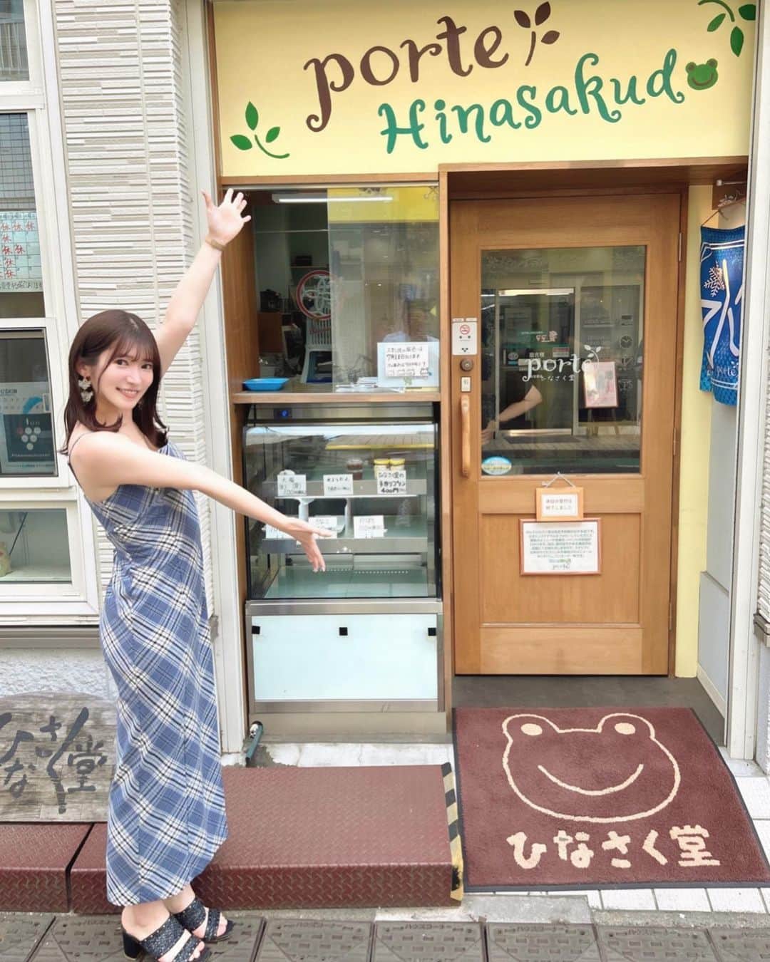 渚志帆さんのインスタグラム写真 - (渚志帆Instagram)「野方『ひなさく堂』さん🍧  ＊夏いちご ＊じゃがいも ＊生メロン ＊生メロン 追い氷  初めましての氷屋さん！ インスタでちょこちょこ見かけておりまして、色々とご縁あり訪問させて頂きました🍧 まず驚いたのが氷のふわっふわさと柔らかさと今にも溶けそうなくらいの壊れそうな崩れてしまいそうなくらいの繊細な氷の質😳！！！ こちらのお店には削りのプロがおりましてそのプロの本気の削りが本気すぎてヤバい... まずは定番な感じの夏いちごから🍓 こちらのひなさく堂さん、別添えにシロップと白玉と、お菓子がついてきちゃいます🍪♡ いちごシロップがストレートに美味しい！ いちごの甘さをしっかりと引き出していて、かつ氷のふわっふわさと溶け込んでずーっと口の中に入れておきたくなっちゃうけど口に入れた瞬間に溶けてしまうまるで魔法のようなかき氷...！！！ ヨーグルトシロップをかけることにより、まろやかな味わいに変化して子供の頃大好きだったいちごヨーグルトを思い出させられる美味しさ🥹 白玉も大好きなので途中で取り入れながらあっという間にペロリでした✨ こちらも今まで食べてきた氷ちゃんの中では初めての味なじゃがいも🥔！！！ じゃがいものかき氷って本当に初めてで驚き😳 別添えに鶏そぼろ、粉チーズ、ミルク、追いじゃがいもシロップがついております。 じゃがいもシロップがほんのり甘いじゃがいも味🥔 そぼろを混ぜると、なんだかそぼろ丼を食べているような感覚に💫 そして粉チーズを混ぜるとこれは完全にご飯だ！という感覚に🍚 追いじゃがいもシロップもかけまくってじゃがいも味を濃密にしてミルクをぶっかけると一気に甘さが濃くなって深くなる何とも感慨深い... この爽やかなじゃがいもシロップが好みすぎてまた食べたい...美味しすぎました🥹 最後ということで削りのプロ様が本気の削りで作って下さった生メロン🍈 メロンシロップにマスカルポーネミルク、白玉というシンプルな構成。 ですが既にメロンの香りがふわっと香っていて作っている時からのワクワクが止まりませんでした！ ああっ、すっごく優しい味わい...濃厚メロンっていうより、メロンの本当の素材をいかして甘く仕上げました！感があってすごく食べやすい...！ メロンって美味しいね。私はもうメロンにメロメロです。 追いシロップもたっぷり頂けるし白玉やお菓子は毎回ついてくるしで美味しい楽しい嬉しいの三拍子で最高でした😋 そしてお店に入店した時から気になっていたのが『追い氷』というシステム。 こちら、食べていたかき氷のシロップが余ったら氷だけ追加で頂けて、サイズも自由みたいなんです！ というわけでシロップが最後少し余ったので早速追い氷を追わせて頂きました🏃‍♀️💨 もう大大大満足！出ている全種類の味を食べることができて幸せでした！✨ 有難うございました🌈 今回も美味しくご馳走様でした🙏✨」8月5日 20時00分 - totsuka_ruu