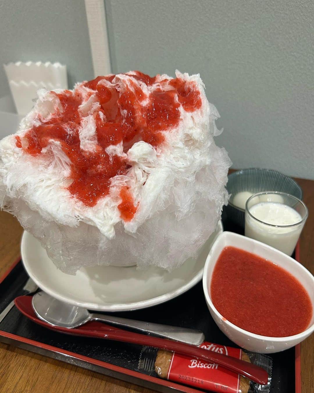 渚志帆さんのインスタグラム写真 - (渚志帆Instagram)「野方『ひなさく堂』さん🍧  ＊夏いちご ＊じゃがいも ＊生メロン ＊生メロン 追い氷  初めましての氷屋さん！ インスタでちょこちょこ見かけておりまして、色々とご縁あり訪問させて頂きました🍧 まず驚いたのが氷のふわっふわさと柔らかさと今にも溶けそうなくらいの壊れそうな崩れてしまいそうなくらいの繊細な氷の質😳！！！ こちらのお店には削りのプロがおりましてそのプロの本気の削りが本気すぎてヤバい... まずは定番な感じの夏いちごから🍓 こちらのひなさく堂さん、別添えにシロップと白玉と、お菓子がついてきちゃいます🍪♡ いちごシロップがストレートに美味しい！ いちごの甘さをしっかりと引き出していて、かつ氷のふわっふわさと溶け込んでずーっと口の中に入れておきたくなっちゃうけど口に入れた瞬間に溶けてしまうまるで魔法のようなかき氷...！！！ ヨーグルトシロップをかけることにより、まろやかな味わいに変化して子供の頃大好きだったいちごヨーグルトを思い出させられる美味しさ🥹 白玉も大好きなので途中で取り入れながらあっという間にペロリでした✨ こちらも今まで食べてきた氷ちゃんの中では初めての味なじゃがいも🥔！！！ じゃがいものかき氷って本当に初めてで驚き😳 別添えに鶏そぼろ、粉チーズ、ミルク、追いじゃがいもシロップがついております。 じゃがいもシロップがほんのり甘いじゃがいも味🥔 そぼろを混ぜると、なんだかそぼろ丼を食べているような感覚に💫 そして粉チーズを混ぜるとこれは完全にご飯だ！という感覚に🍚 追いじゃがいもシロップもかけまくってじゃがいも味を濃密にしてミルクをぶっかけると一気に甘さが濃くなって深くなる何とも感慨深い... この爽やかなじゃがいもシロップが好みすぎてまた食べたい...美味しすぎました🥹 最後ということで削りのプロ様が本気の削りで作って下さった生メロン🍈 メロンシロップにマスカルポーネミルク、白玉というシンプルな構成。 ですが既にメロンの香りがふわっと香っていて作っている時からのワクワクが止まりませんでした！ ああっ、すっごく優しい味わい...濃厚メロンっていうより、メロンの本当の素材をいかして甘く仕上げました！感があってすごく食べやすい...！ メロンって美味しいね。私はもうメロンにメロメロです。 追いシロップもたっぷり頂けるし白玉やお菓子は毎回ついてくるしで美味しい楽しい嬉しいの三拍子で最高でした😋 そしてお店に入店した時から気になっていたのが『追い氷』というシステム。 こちら、食べていたかき氷のシロップが余ったら氷だけ追加で頂けて、サイズも自由みたいなんです！ というわけでシロップが最後少し余ったので早速追い氷を追わせて頂きました🏃‍♀️💨 もう大大大満足！出ている全種類の味を食べることができて幸せでした！✨ 有難うございました🌈 今回も美味しくご馳走様でした🙏✨」8月5日 20時00分 - totsuka_ruu