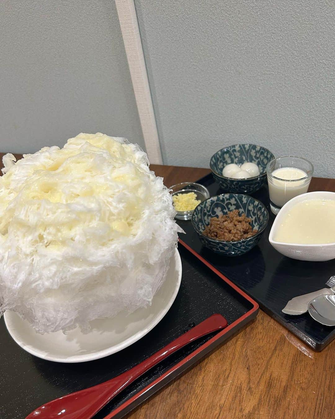 渚志帆さんのインスタグラム写真 - (渚志帆Instagram)「野方『ひなさく堂』さん🍧  ＊夏いちご ＊じゃがいも ＊生メロン ＊生メロン 追い氷  初めましての氷屋さん！ インスタでちょこちょこ見かけておりまして、色々とご縁あり訪問させて頂きました🍧 まず驚いたのが氷のふわっふわさと柔らかさと今にも溶けそうなくらいの壊れそうな崩れてしまいそうなくらいの繊細な氷の質😳！！！ こちらのお店には削りのプロがおりましてそのプロの本気の削りが本気すぎてヤバい... まずは定番な感じの夏いちごから🍓 こちらのひなさく堂さん、別添えにシロップと白玉と、お菓子がついてきちゃいます🍪♡ いちごシロップがストレートに美味しい！ いちごの甘さをしっかりと引き出していて、かつ氷のふわっふわさと溶け込んでずーっと口の中に入れておきたくなっちゃうけど口に入れた瞬間に溶けてしまうまるで魔法のようなかき氷...！！！ ヨーグルトシロップをかけることにより、まろやかな味わいに変化して子供の頃大好きだったいちごヨーグルトを思い出させられる美味しさ🥹 白玉も大好きなので途中で取り入れながらあっという間にペロリでした✨ こちらも今まで食べてきた氷ちゃんの中では初めての味なじゃがいも🥔！！！ じゃがいものかき氷って本当に初めてで驚き😳 別添えに鶏そぼろ、粉チーズ、ミルク、追いじゃがいもシロップがついております。 じゃがいもシロップがほんのり甘いじゃがいも味🥔 そぼろを混ぜると、なんだかそぼろ丼を食べているような感覚に💫 そして粉チーズを混ぜるとこれは完全にご飯だ！という感覚に🍚 追いじゃがいもシロップもかけまくってじゃがいも味を濃密にしてミルクをぶっかけると一気に甘さが濃くなって深くなる何とも感慨深い... この爽やかなじゃがいもシロップが好みすぎてまた食べたい...美味しすぎました🥹 最後ということで削りのプロ様が本気の削りで作って下さった生メロン🍈 メロンシロップにマスカルポーネミルク、白玉というシンプルな構成。 ですが既にメロンの香りがふわっと香っていて作っている時からのワクワクが止まりませんでした！ ああっ、すっごく優しい味わい...濃厚メロンっていうより、メロンの本当の素材をいかして甘く仕上げました！感があってすごく食べやすい...！ メロンって美味しいね。私はもうメロンにメロメロです。 追いシロップもたっぷり頂けるし白玉やお菓子は毎回ついてくるしで美味しい楽しい嬉しいの三拍子で最高でした😋 そしてお店に入店した時から気になっていたのが『追い氷』というシステム。 こちら、食べていたかき氷のシロップが余ったら氷だけ追加で頂けて、サイズも自由みたいなんです！ というわけでシロップが最後少し余ったので早速追い氷を追わせて頂きました🏃‍♀️💨 もう大大大満足！出ている全種類の味を食べることができて幸せでした！✨ 有難うございました🌈 今回も美味しくご馳走様でした🙏✨」8月5日 20時00分 - totsuka_ruu