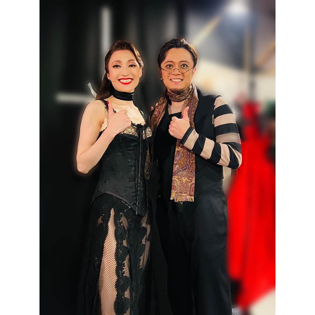 のインスタグラム：「❤️‍🔥 #ムーランルージュザミュージカル #ロートレック  #上川一哉 くん ⁡ 私はアッパーと呼んでます。 サティーンはトゥールーズと呼んでます。 ⁡ トゥールーズとのシーンは少ないのですが、数少ないシーンでも彼がいるとホッとする🙂 トゥールーズの愛はとても大きいです✨ でもそんな彼は本番の合間を縫って別の画家に変身してるそうです🧑‍🎨 #アンドレデジール の稽古と、こちらの本番 行ったり来たり。 大変そうだけど、袖で無駄に元気に絡むのが私の楽しみです😁 ⁡  #ムーランルージュファミリー #私たち今日はソワレでーす」