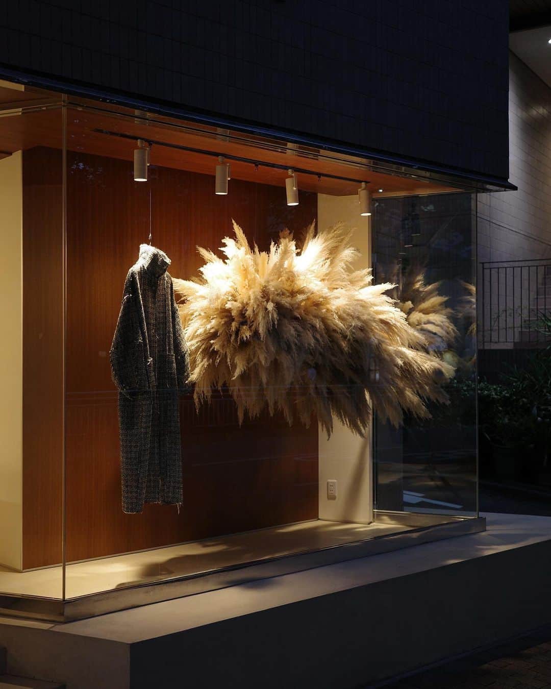 のインスタグラム：「@louren_tokyo    本日新作入荷日となります 装花も23fw仕様となっておりますので 良かったらお立ち寄りくださいね♡   今回はパンパスグラスのみ使った 優美でインパクトのある店頭装花が見所  夜はショーウィンドウのライトに照らされて 浮かび上がるアートのような作品です   @louren__official @irotoiro_」