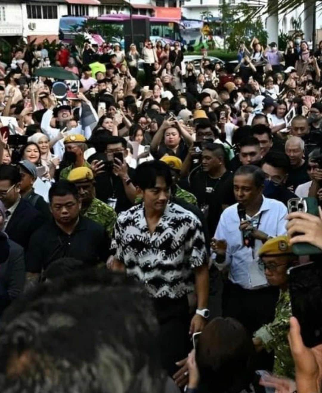 RAIN（ピ）さんのインスタグラム写真 - (RAIN（ピ）Instagram)「It was the best day ever!!!❤️🤟🏻🙏thx#malaysia#kuching#AIFFA」8月5日 11時15分 - rain_oppa