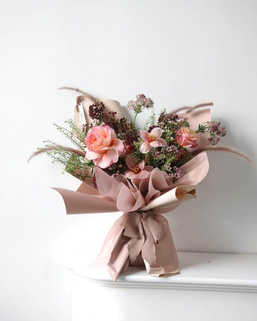 플로리스트 김애진(케이라플레르)さんのインスタグラム写真 - (플로리스트 김애진(케이라플레르)Instagram)「✔️Day 1. Natural Bouquet   The first day of the floral workshop in Jakarta.  We did hand-tied bouquet. Thank you to everyone who participated.  Special Thanks •Host : @floweruna.atelier •Sponsor : @bromelia_flowerswholesale  #jakartaflorist #jakartaflower #keirafleur #케이라플레르 #꽃다발포장법 #케이라꽃다발포장법 #케이라꽃다발 #플라워레슨 #플라워클래스 #꽃꽂이수업」8月5日 11時16分 - keirafleur