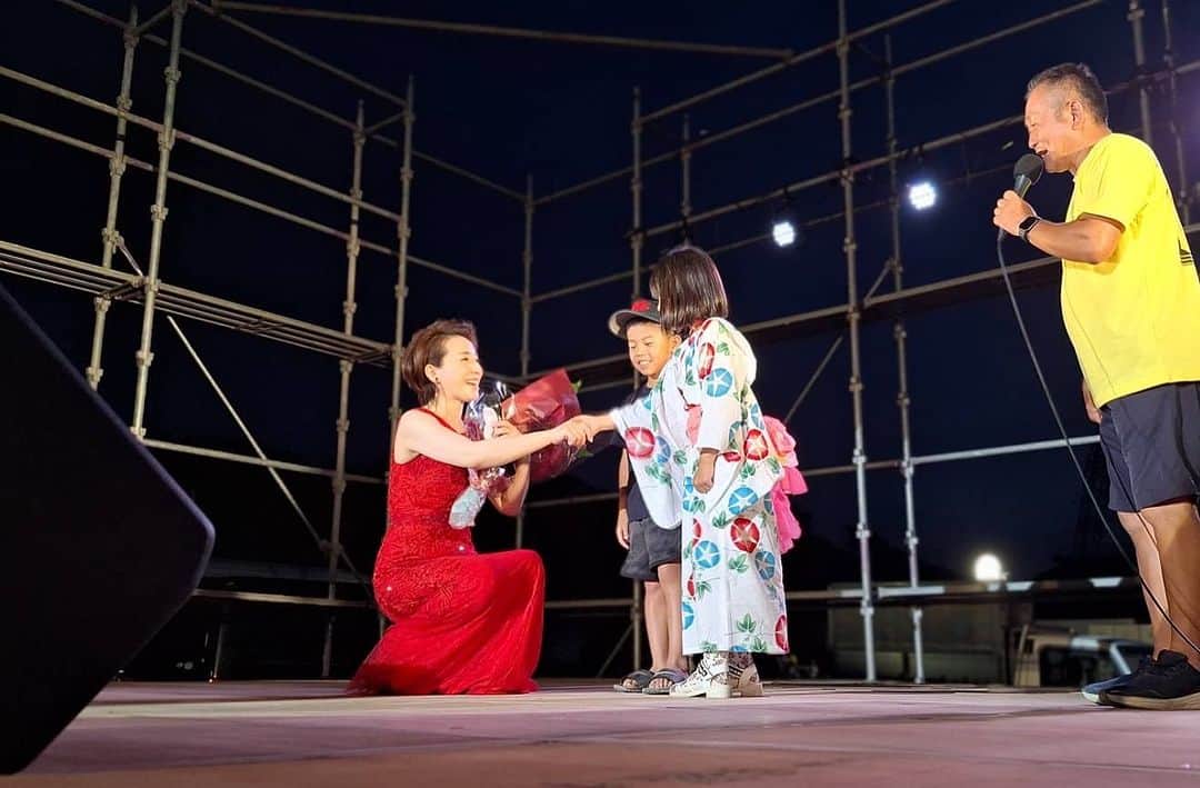 水田竜子さんのインスタグラム写真 - (水田竜子Instagram)「🎤🎤🎤 昨日は 島根県大田市のお祭り 「第41回 天領さん」に 出演させていただきました‼️ ・ 海のすぐ横の会場で 歌謡ショーの間に夕陽が沈んで行く様子を感じながら 歌わせていただきました❤︎ ・ ステージ後半では 可愛いキッズから花束を💐 恥ずかしがりながら渡してくれた姿にキュンキュン❤︎でした😊 ・ あたたかいご声援をいただいた お客様🎵 お世話になりました運営委員会の皆さん🎵 本当にありがとうございました‼️ ・ 島根県大田市には また10月にお邪魔させていただきまーす🎶 ・ ・ ・ #水田竜子 #Japan #singer #演歌 #島根県 #大田市 #天領さん #ありがとうございました」8月5日 11時26分 - mizuta.ryuko