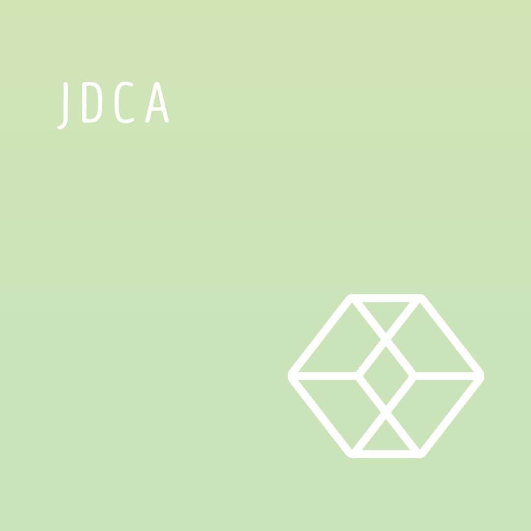 横浜ディスプレイミュージアムのインスタグラム：「⁡ 横浜ディスプレイミュージアム本店を拠点とする JDCAは2つの機能をもつ組織 ⁡ 1.ディスプレイクリエイターを育成する教育機関 2.ディスプレイクリエイターの社会活動をサポートする協会 ⁡ JDCAは業界のプロフェッショナルとして活躍する講師をはじめ、 理事やアンバサダーのサポートもいただきながら、 さまざまな活動を行っております。 ⁡ そして2023年より 株式会社ポピー取締役社長佐藤洋一が理事長に就任して 初の協会イベントとして、 未来のVMDについて考えるをテーマに『VMDサミット』 を開催予定です✨ ⁡ サミットのキーワード 【サスティナビリティ】 【デジタルシフトとリアル】 【ものづくりとクリエーション】などなど…  ⁡サミットでは、専門家の話を聞いて、 参加者全員が興味のあるキーワードについて対話することで、 未来のVMDについての気づきを共有する。 ⁡ こうしたクリエイター相互のネットワークを築いて スキルアップすることで社会的認知を高める活動を JDCAでは年数回行っております。 ⁡ ⁡ ⁡ ⁡ ディスプレイスタイリング専門アカウント @ydm_deco.styling : フェイクグリーンスタイリング専門アカウント @ydm_fakegreen.styling : アーティフィシャルフラワー専門アカウント @ydmarrangementline : 横浜ディスプレイミュージアム公式 ディスプレイ専門アカデミー @jdca_school : プチプチハッピープラス 株式会社ポピーが運営♪ 全国の100円ショップで展開中♪ @puchihapi ⁡ ⁡ please follow me🌸🌸 팟로우 해 주세요🌼🌼 请关注一下🌸🌸 ⁡ #横浜ディスプレイミュージアム#横浜#ディスプレイ#フェイクグリーン #グリーン #人工樹木 #観葉植物 #造園 #壁面緑化 #インテリア#インテリアコーディネート #空間演出#スタジオセット #インテリア#インテリア雑貨 #ドライフラワー #造花 #新商品 #冬 #クリスマス #正月 #アーティフィシャルフラワー #ネット販売 #yokohama #flowerarrangement #interiordesign  #artficialflower  #ディスプレイクリエイター #プロフェッショナル」