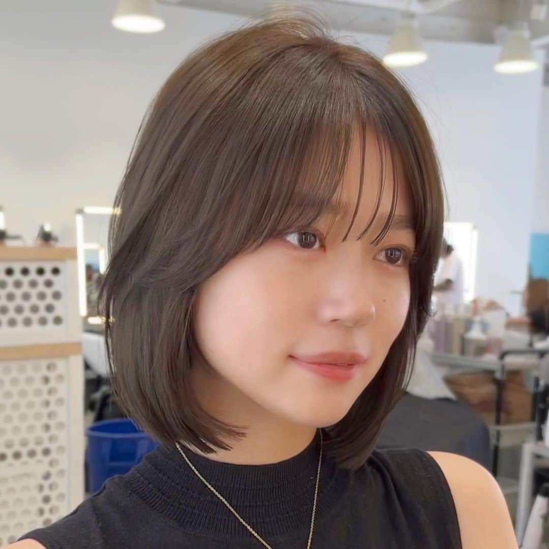 のインスタグラム：「顔まわりのあるタッセルbob  暗くても透ける#オリーブグレー 🌿  #韓国ボブ#タッセルボブ#くびれボブ#カジュアルヘア#レイヤーカット#透明感カラー#グレージュ#グレージュカラー#オリーブベージュ#オリーブグレージュ#顔周りレイヤー#フェイスレイヤー#カジュアルヘア#くびれヘア#透明感ヘア #SHIMA原宿#原宿美容室#SHIMAHARAJUKU」