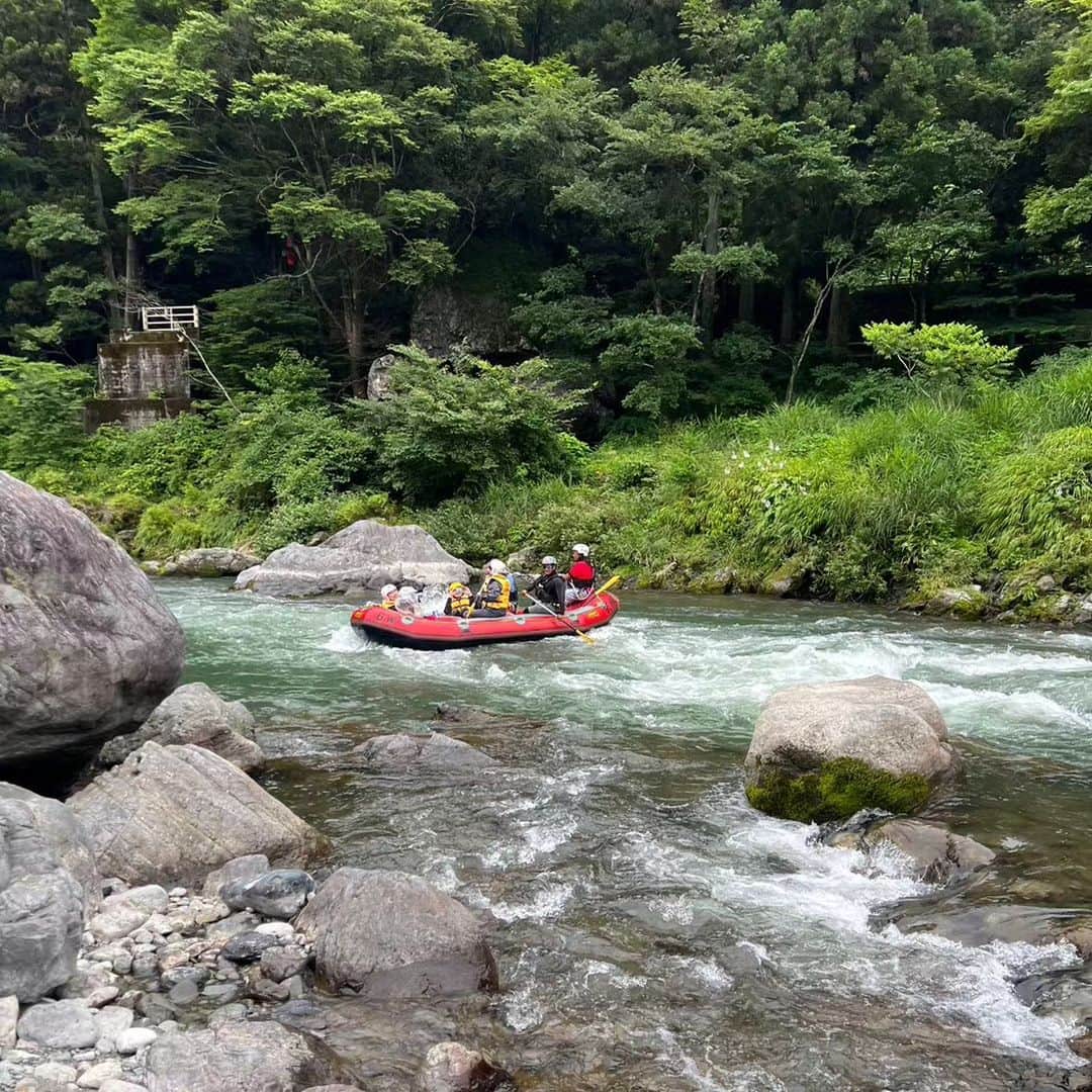 小島奈津子さんのインスタグラム写真 - (小島奈津子Instagram)「2023.8.5 先日のロケでラフティング 青梅で、夏にぴったりの アクティビティ  海外や北海道など、今まで色々な場所でラフティング体験していますが、 ここ多摩川でのラフティングは、 途中でボートを脇に寄せて、 水遊びや岩からの飛び込み体験などをさせてもらえるのは初めて！ 子どもたちは楽しいだろうなぁ🙌 きっとワタシだって飛び込んじゃう！ 90分ほどのアクティビティです。  この日はロケのお仕事だったので、 遊び部分は飛ばして、、、 ひたすら漕いで〜🛶 激流が気持ちよくて、楽し過ぎて、 はしゃいで、大笑いして😁😁😁 バシャバシャ顔に川の水がかかって、 ぜーんぶメイクがとれちゃった、 仕事なのに(笑) 東京での自然体験、この夏おすすめです！  #ビッグウェーブ青梅店 #奥多摩 #多摩川 #ラフティング」8月5日 11時36分 - kojimanatsuko_official