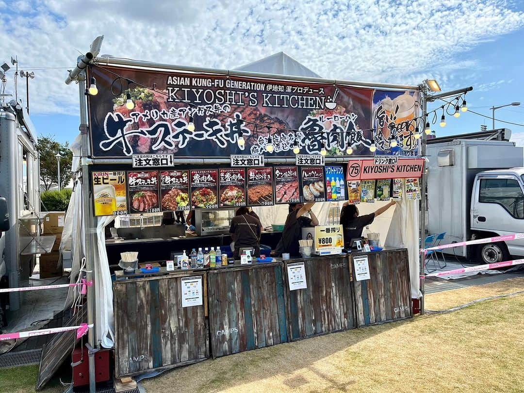 伊地知潔のインスタグラム：「ROCK IN JAPAN FESTIVAL 2023にKIYOSHI’S KITCHEN 出店しています！ １周目は久しぶりにルーロー飯が復活！ステーキ丼もあります！ HUNGRY FIELDでお待ちしております！！  #rijf2023  #kiyoshiskitchen  #キヨシズキッチン」