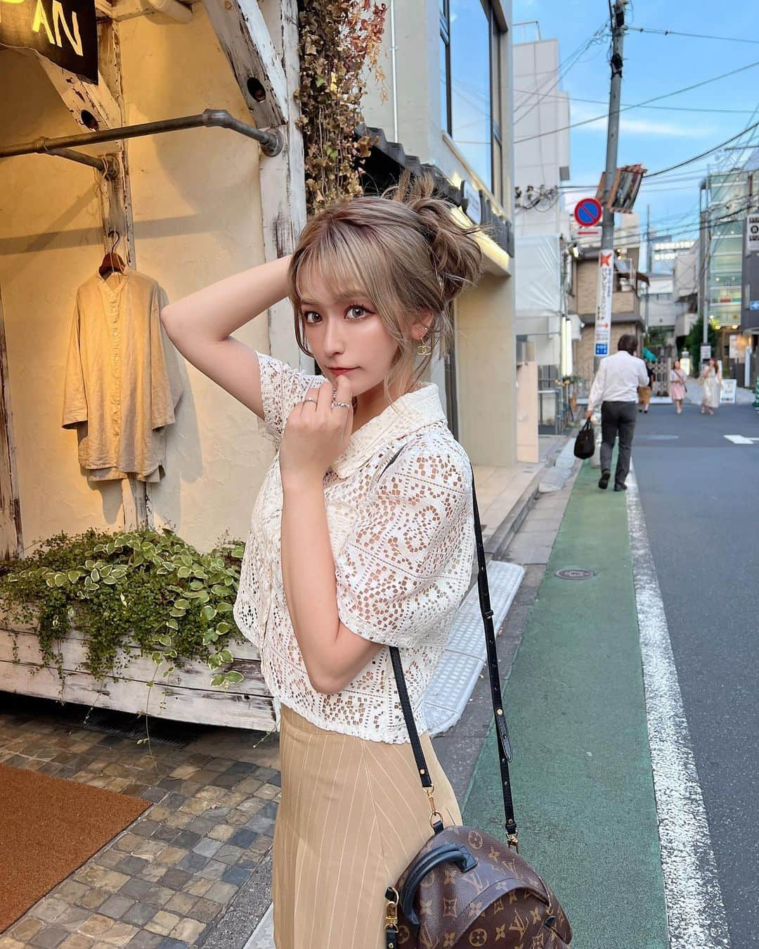 和栗汐里さんのインスタグラム写真 - (和栗汐里Instagram)「テーマは帰国子女👱🏻‍♀️え クロシェ レースショートシャツ♡ ストーリーのリンクにわかりやすく載せといた🔗 @shoplist_official @__ada.official__   #ショップリスト #SHOPLIST #pr #ada #ootd #ベージュカラー  #ベージュコーデ #初秋コーデ」8月5日 11時33分 - shipi0520