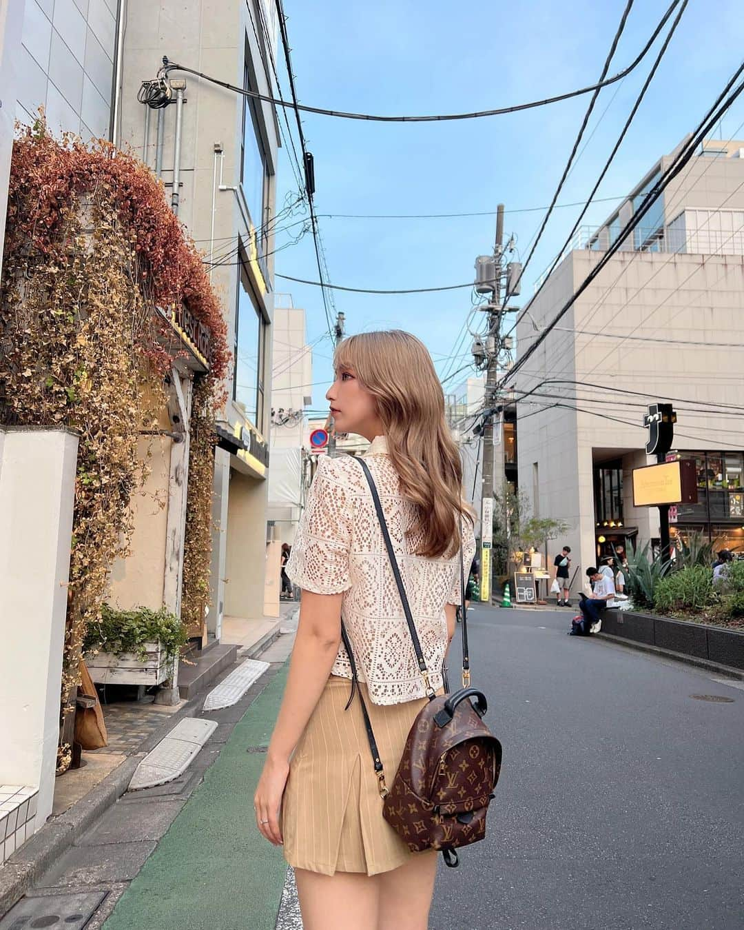 和栗汐里さんのインスタグラム写真 - (和栗汐里Instagram)「テーマは帰国子女👱🏻‍♀️え クロシェ レースショートシャツ♡ ストーリーのリンクにわかりやすく載せといた🔗 @shoplist_official @__ada.official__   #ショップリスト #SHOPLIST #pr #ada #ootd #ベージュカラー  #ベージュコーデ #初秋コーデ」8月5日 11時33分 - shipi0520