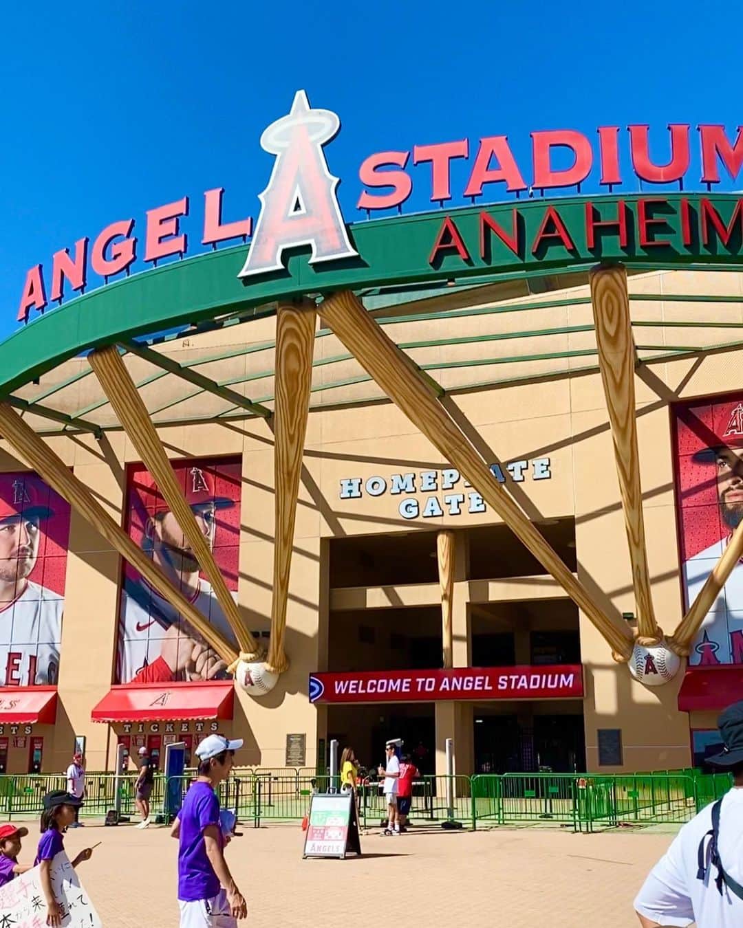 のインスタグラム：「AnaheimのAngeles Studiumへ行ってきました。 野球は全く詳しくないけど、LAまで来たら…と。 大谷翔平さんがピッチャーにバッターに大活躍、そして40号ホームランが見れてめちゃくちゃ楽しかった〜 ちょっとルールが分かってきたな…」