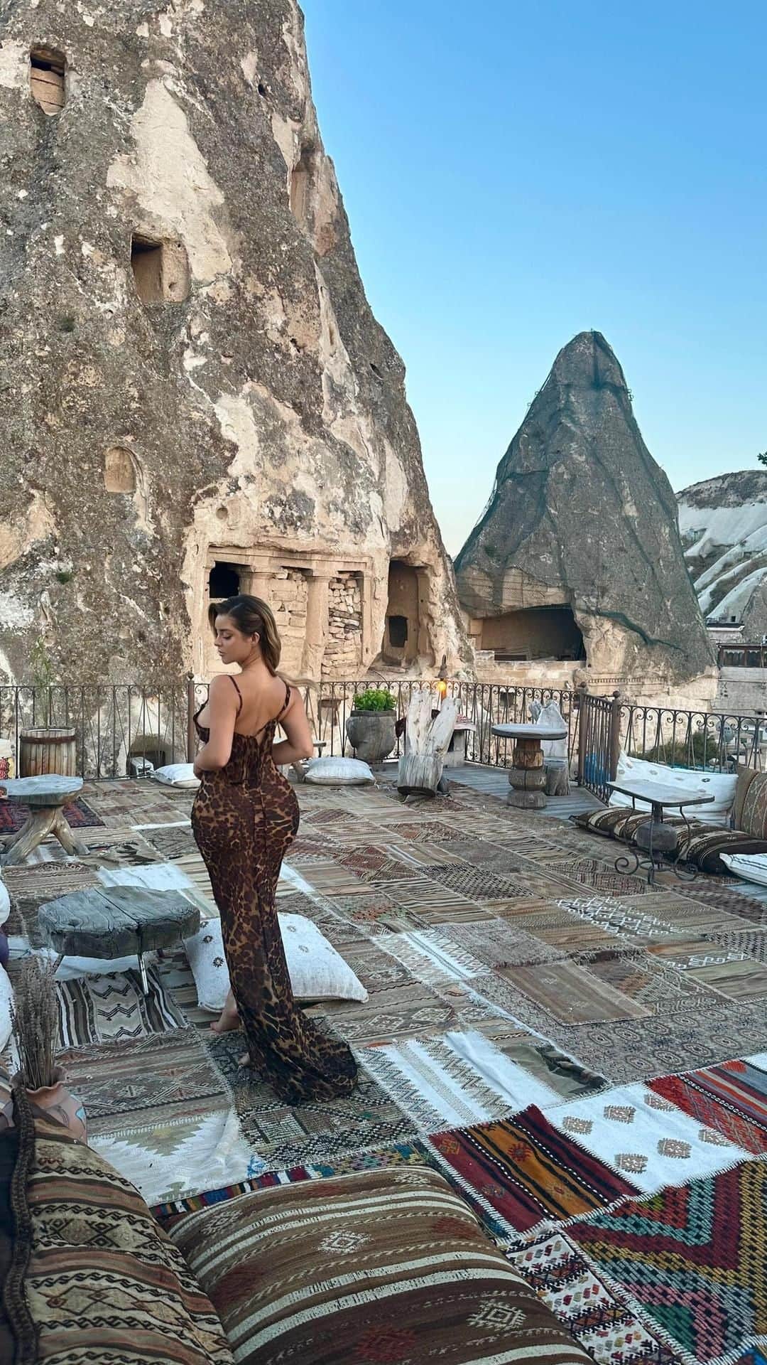 デミ・ローズのインスタグラム：「Welcome to the enchanting land of Cappadocia, a unique destination in Turkey that promises to take you on a journey through surreal landscapes, ancient history, and unforgettable experiences. So of course I had to visit!  @kozacavehotel」