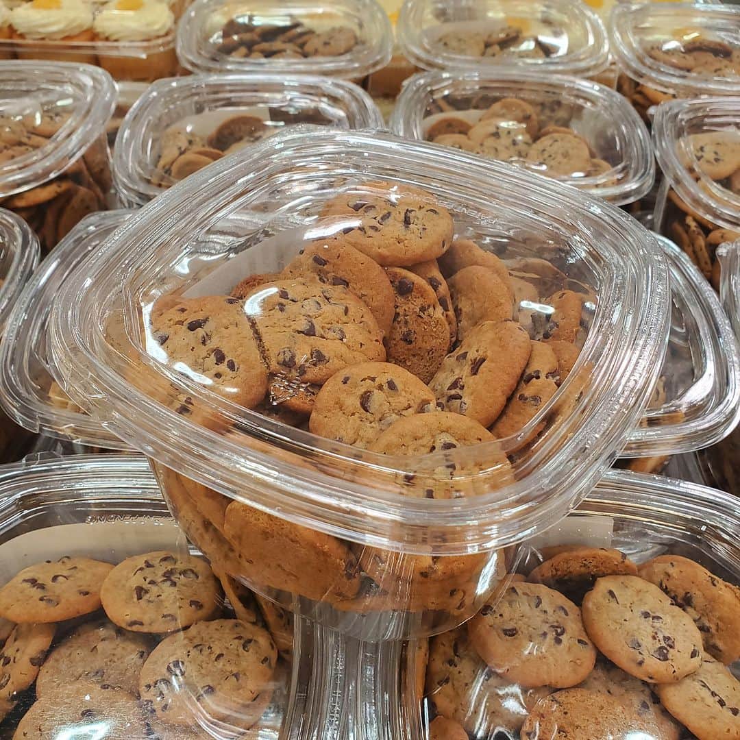 Costcoさんのインスタグラム写真 - (CostcoInstagram)「It's National Chocolate Chip Cookie Day. Celebrate with a rich gourmet Chocolate Chunk Cookie or a chewy Mini Chocolate Chip Cookie, freshly baked in the Costco Bakery.」8月5日 3時00分 - costco