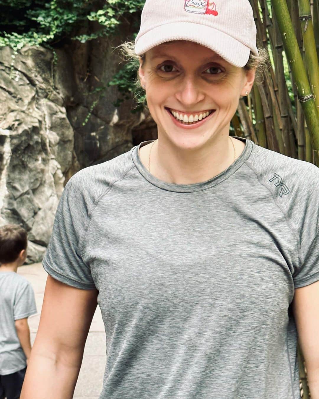 ケイティ・レデッキーのインスタグラム：「Still just a kid at heart ❤️🐼🐘」