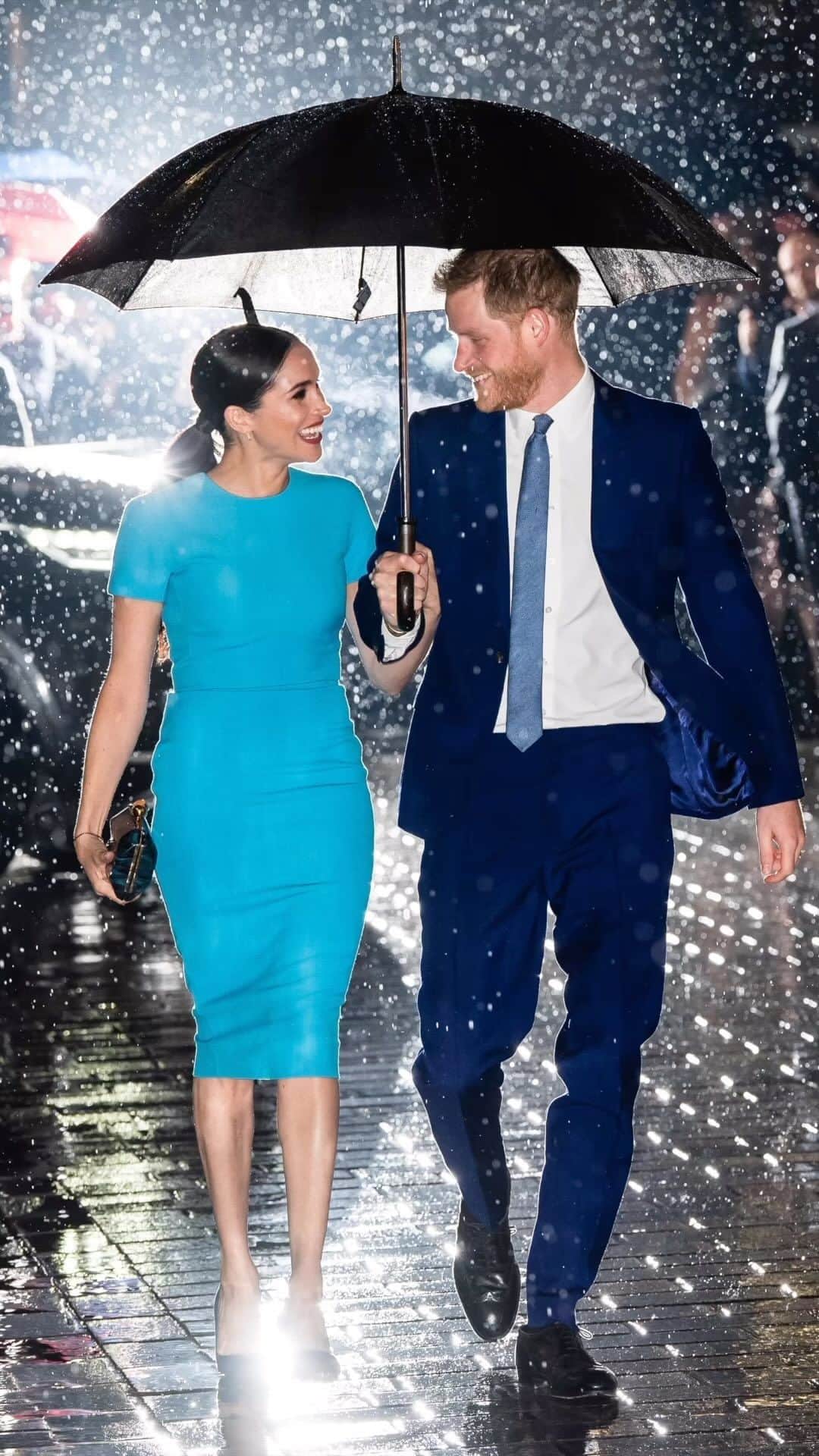 The Zoe Reportのインスタグラム：「An ode just just a few of Meghan Markle’s best looks in honor of her 42nd birthday ❤️   📷: Getty」