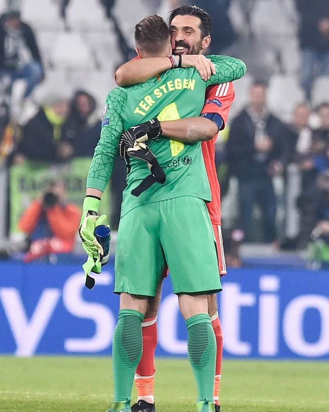 マルク＝アンドレ・テア・シュテーゲンのインスタグラム：「Gigi, you became one of the best in history and an example to so many of us goalkeepers. It was an honor playing against you. Congratulations on an amazing career. Wish you all the best with your new chapter! 👏🏻👏🏻👏🏻」