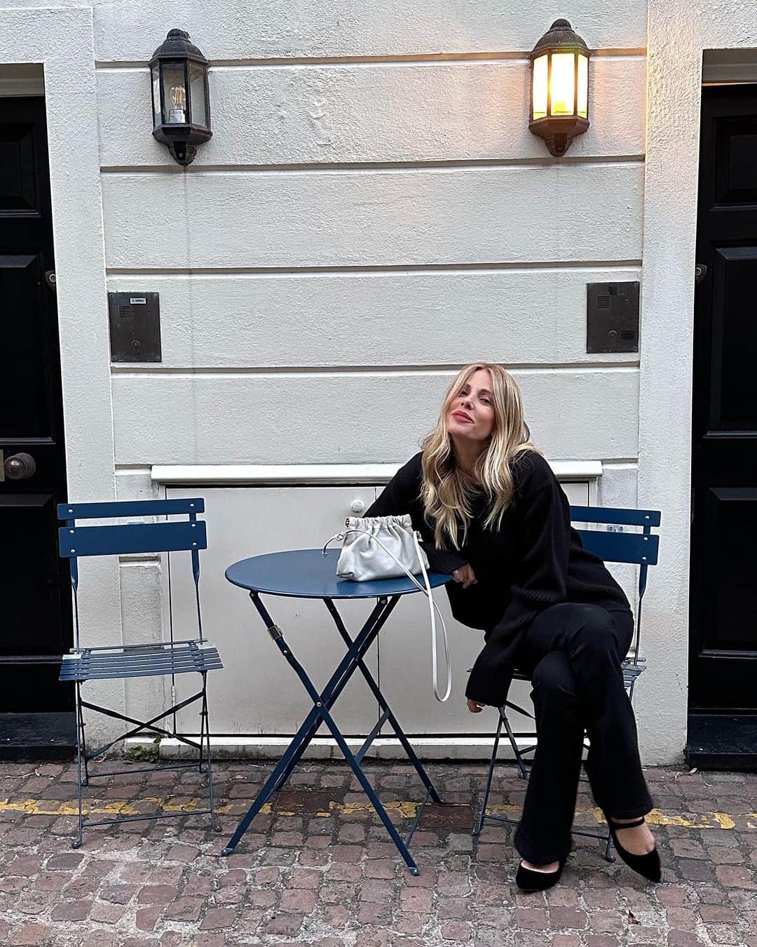 Alessia Marcuzziのインスタグラム：「1. Home 2.Kensington Palace 3. Brat ( ristorante buonissimo) 4. Cheesecake formidabili di Brat 5. Io che penso: tutto molto bello ma ho sonno, voglio tornare a casa 6. Shoreditch 7. Tower Bridge 8. Home ( cercando cose…rossetto, occhiali o chiavi di casa) 9. Bus terminus 10. Io che mi muovo, faccio cose, vedo gente🤣 ( St Paul’s in the background!)」
