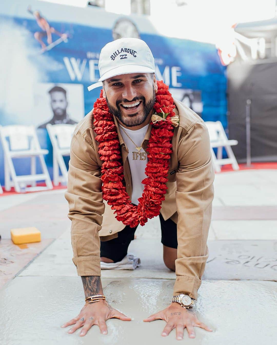 イタロ・フェレイラのインスタグラム：「Nós pisamos juntos hoje aqui! Não é somente o pé de um brasileiro surfista que fica marcado neste espaço. Mas o sonho de muitos que me antecederam e de tantos outros que ainda estão por vir neste esporte.  We step together here today. It's not just the footprints of a Brazilian surfer that are imprinted in this space.  It's the dream of many who came before me and many others yet to come in this sport.  Muito obrigado 🏄‍♂️」