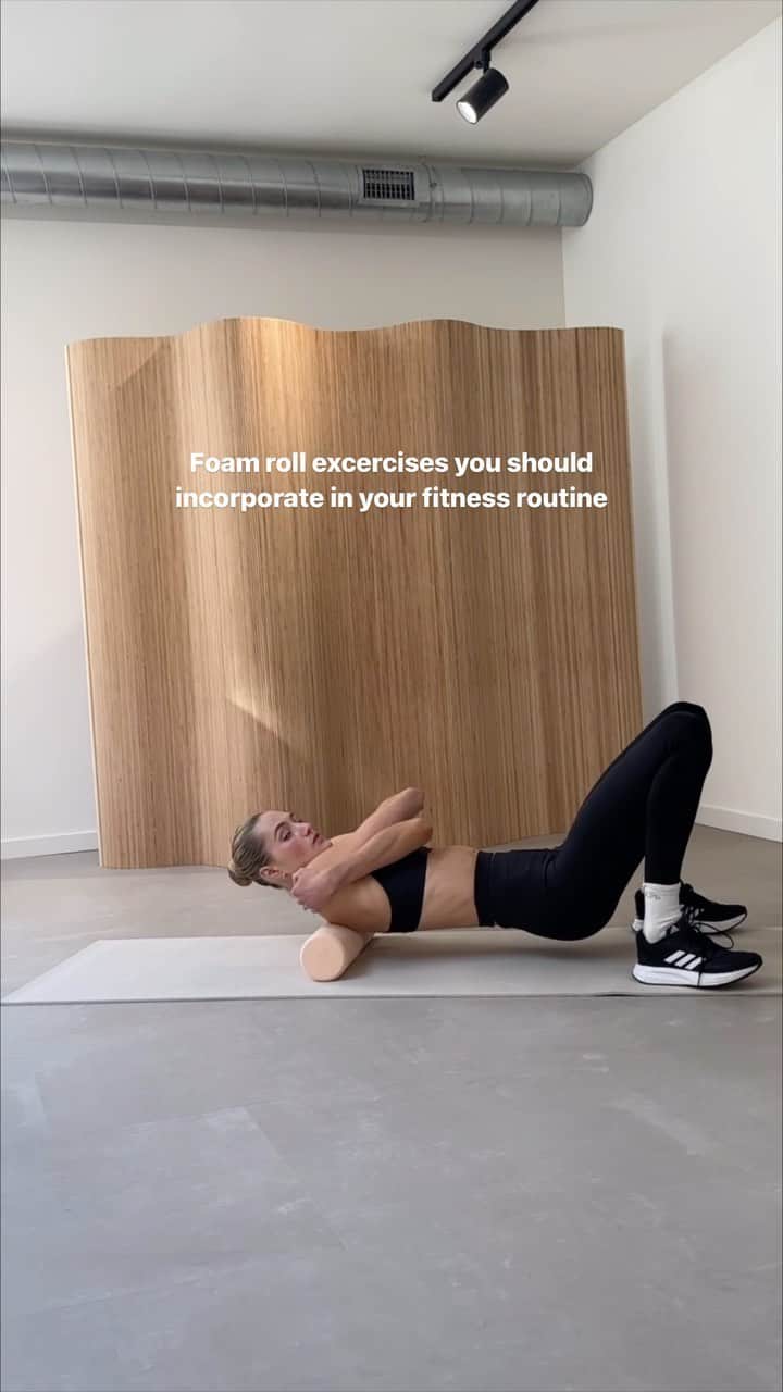 のインスタグラム：「A few foamrolling stretches I do every single morning! And here is why you should incorporate it into your fitness routine:  A few years ago, I struggled with misalignment, joint discomfort, and basic exercises like squats. That’s when I crossed paths with @realglenndawson during the pandemic. He introduced me to foam rolling, and it’s been a complete game changer for me.   These stretches have released tension, realigned my body, and improved my exercise form. The same old workouts and exercises actually starting to show results. I know it hurts at first but trust me it will get better!   I’m obsessed with this routine, whether it’s a quick 5-minute reset or a longer 20-minute stretch. Even if I don’t have time I  habit stack during my stretch and make a call, catch up one of my  favorite series, or do some breath work.   Do each movement 60-90 sec each:  1. Upper back release ( back and forward) 2. Mid upper back roll  3. Shoulder & Lat release ( each side ) 4. Glute release 5. IT Band release 6. Hip flexer release 7. Seated forward bend  If you are new to foamrolling or don’t know where to start with stretching, I have a few stretching video on the @soulsyncbody app where I guide you trough 5-30 min stretches with and without equipment! You can sign up and start your 7 day free trial.」